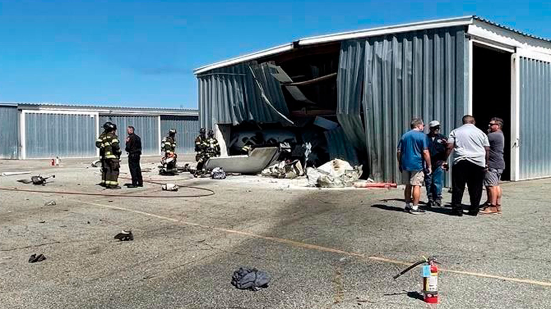 El hangar donde habría impactado una de las avionetas tras el choque
