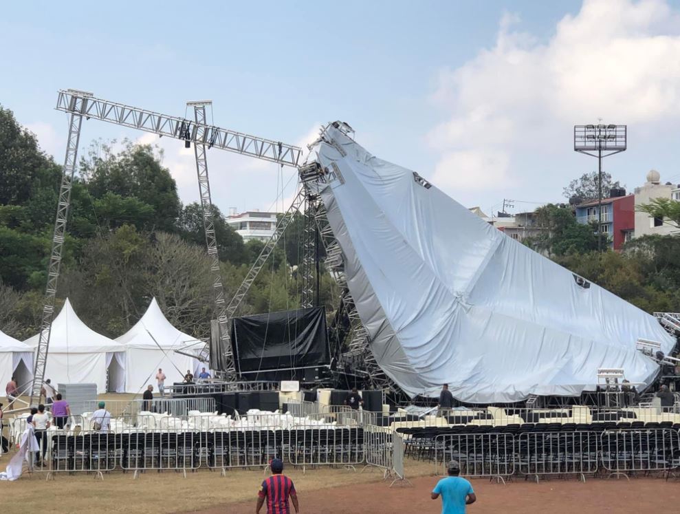 La estructura del concierto de Gloria Trevi en Xalapa se vino abajo, lo que provocó que se recorriera el show (Foto: Twitter/@chulo_pap74)