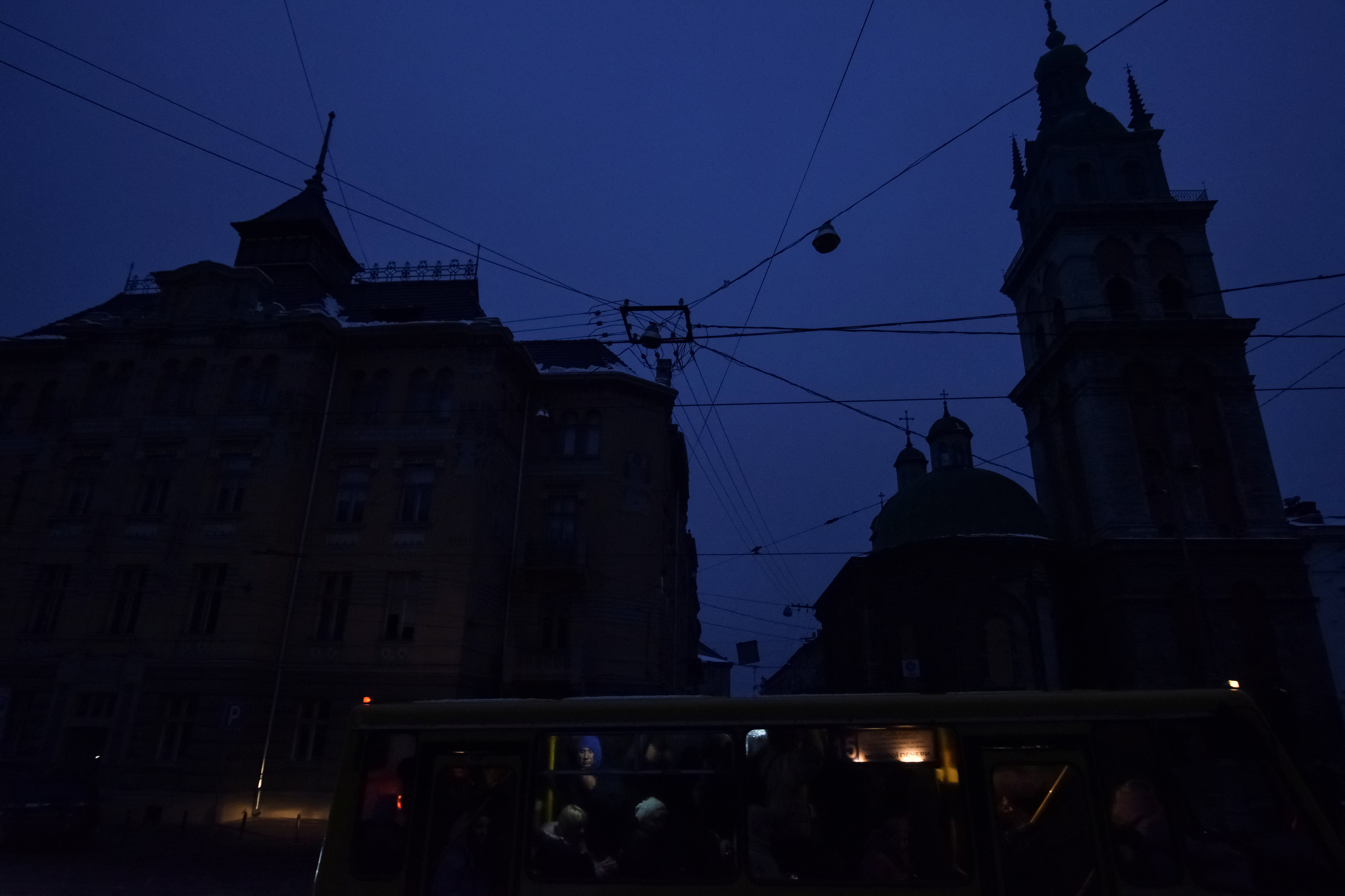 La gente viaja en un autobús en el centro de la ciudad sin electricidad después de que la infraestructura civil crítica fuera atacada por ataques con misiles rusos. REUTERS/Pavlo Palamarchuk
