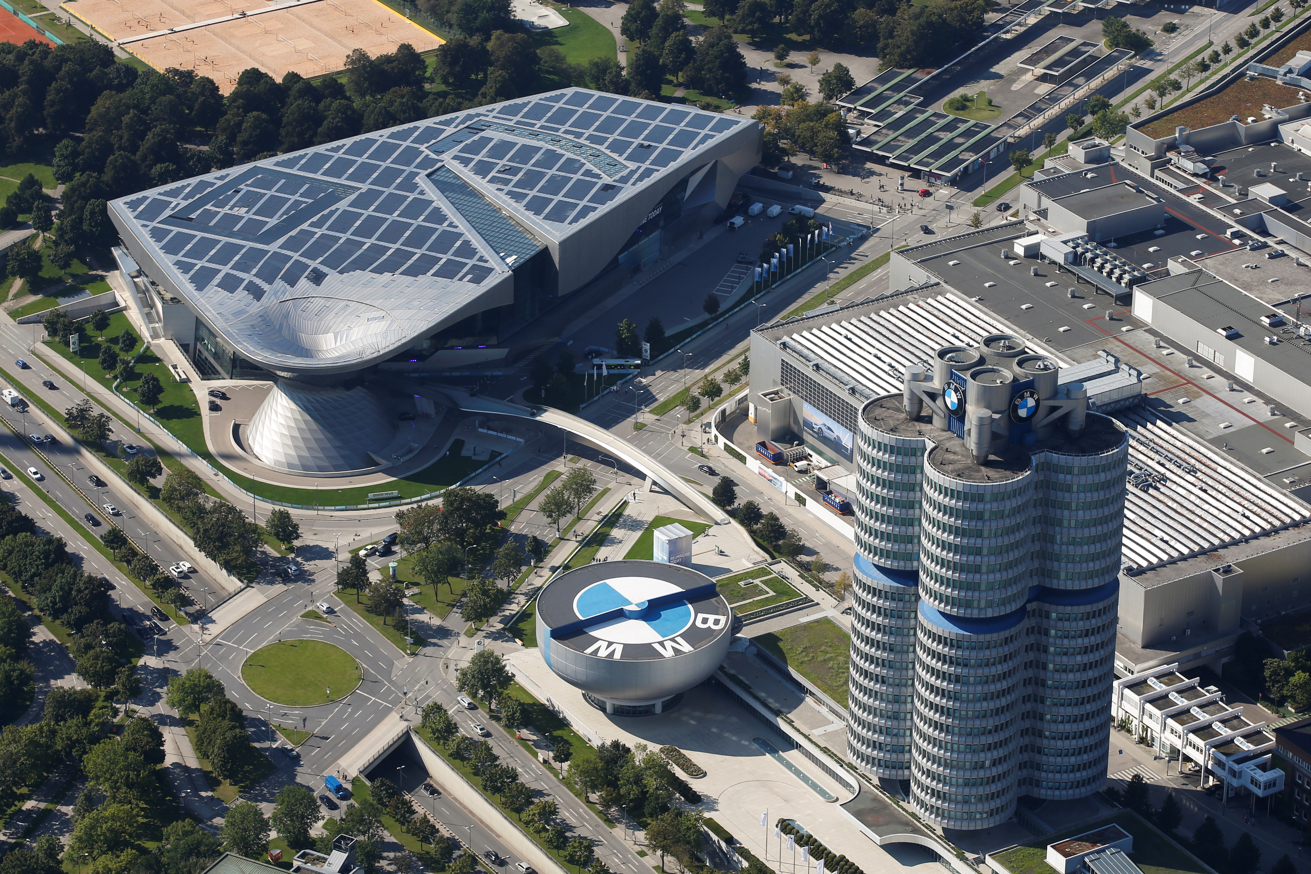 Vista área de las instalaciones de BMW casa central en Múnich, y justo enfrente, la gigantesca superficie en la que se desarrolla la IAA Mobility 2021