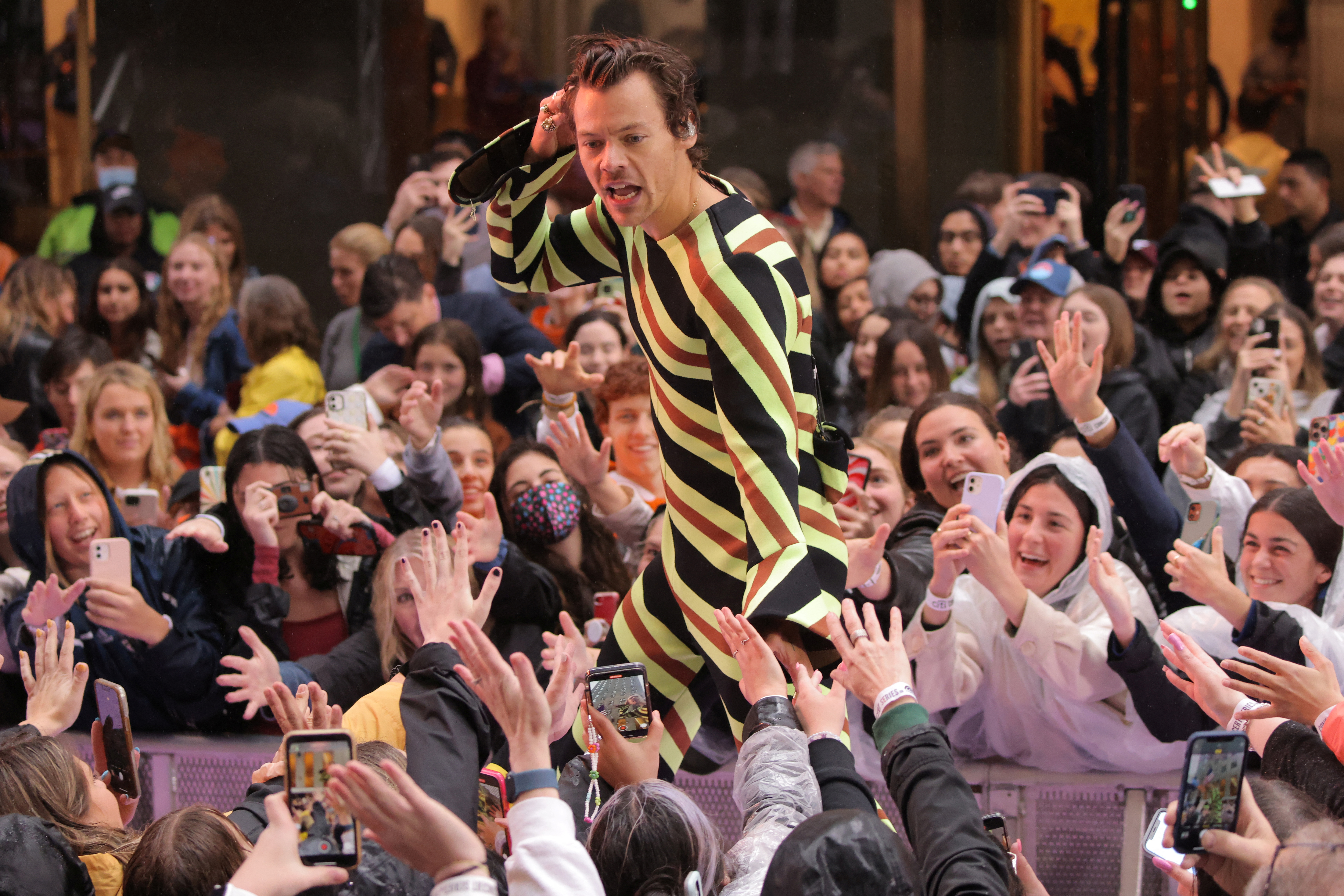 Harry Styles durante u show en manhattan (REUTERS/Andrew Kelly)