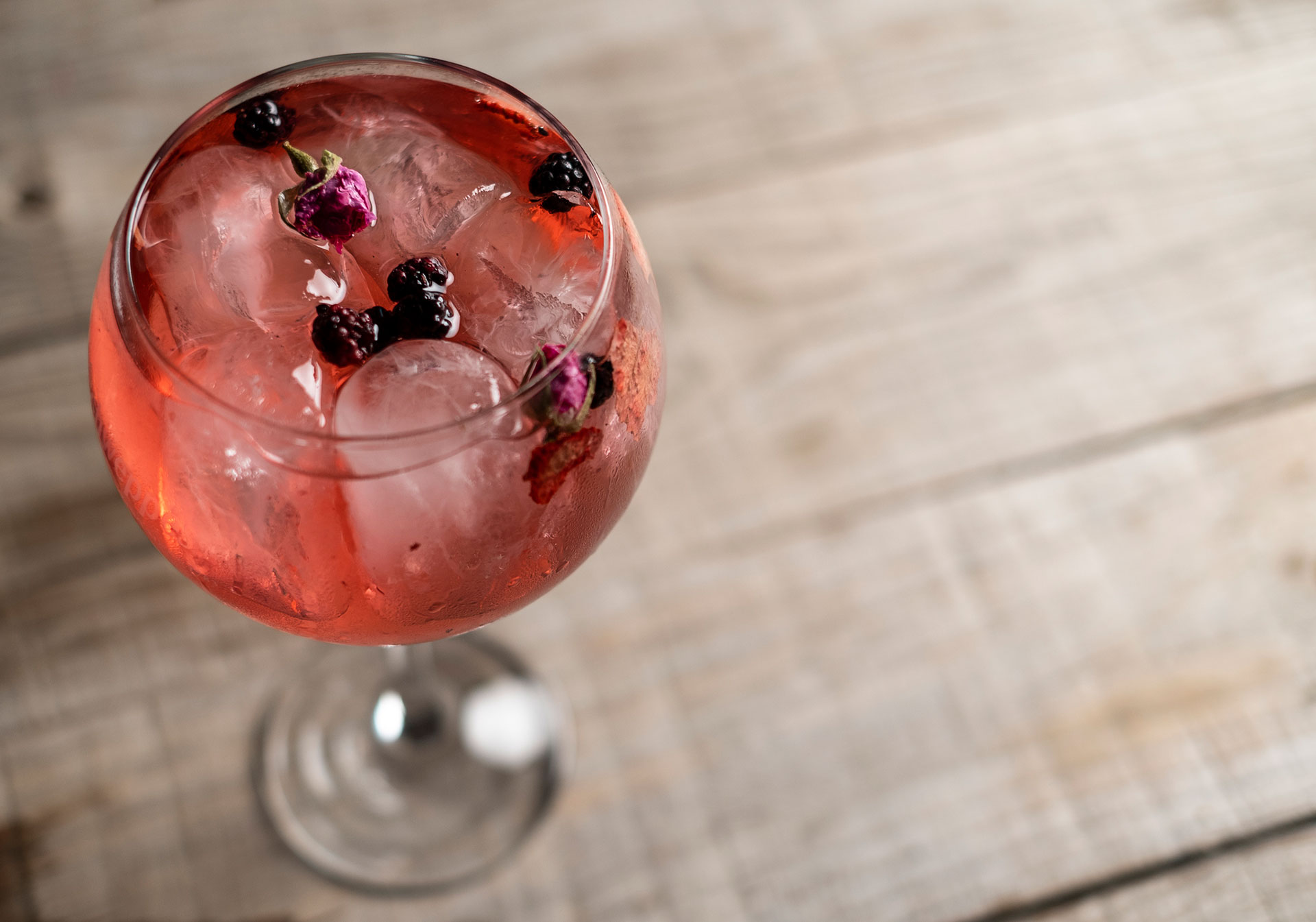 Los frutos rojos combinan con el gin y la tónica y son una de las variantes más elegidas (Getty)