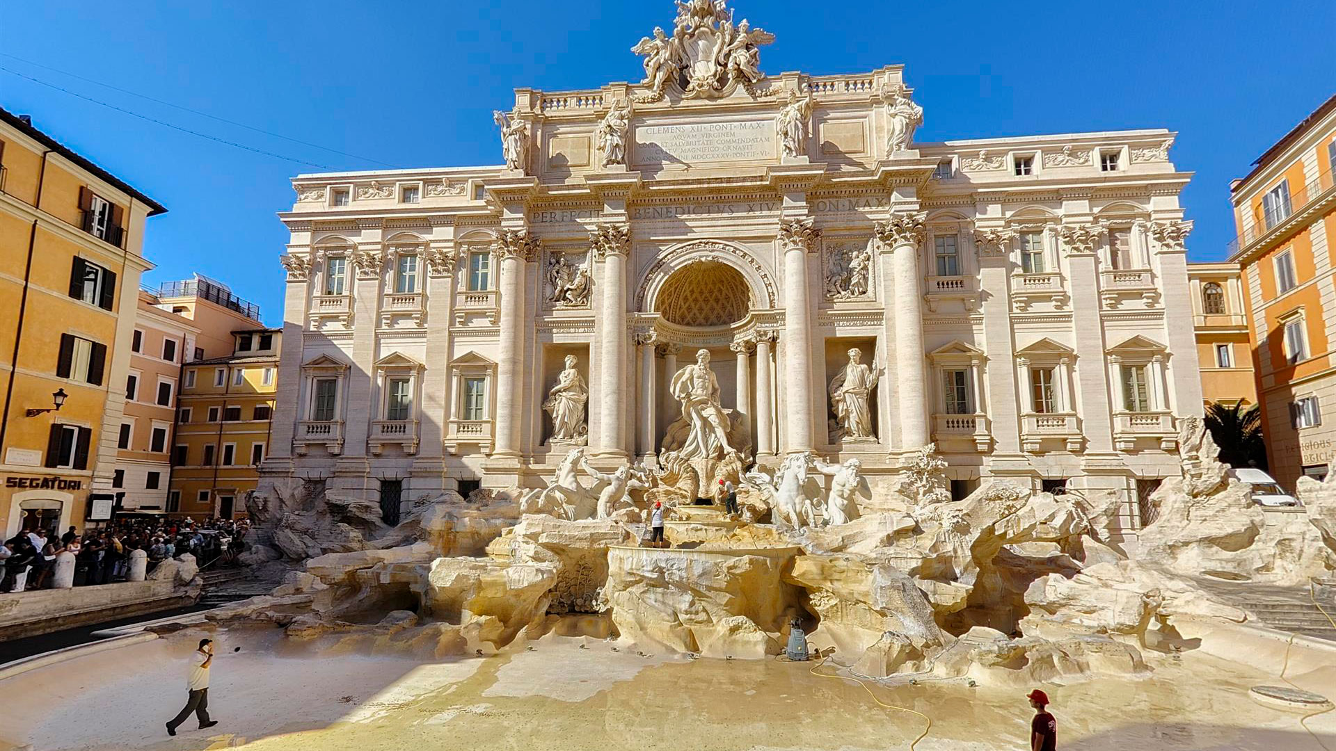 Vaciaron la Fontana di Trevi para limpiarla y recoger las monedas que arrojan los turistas: qué harán con el dinero
