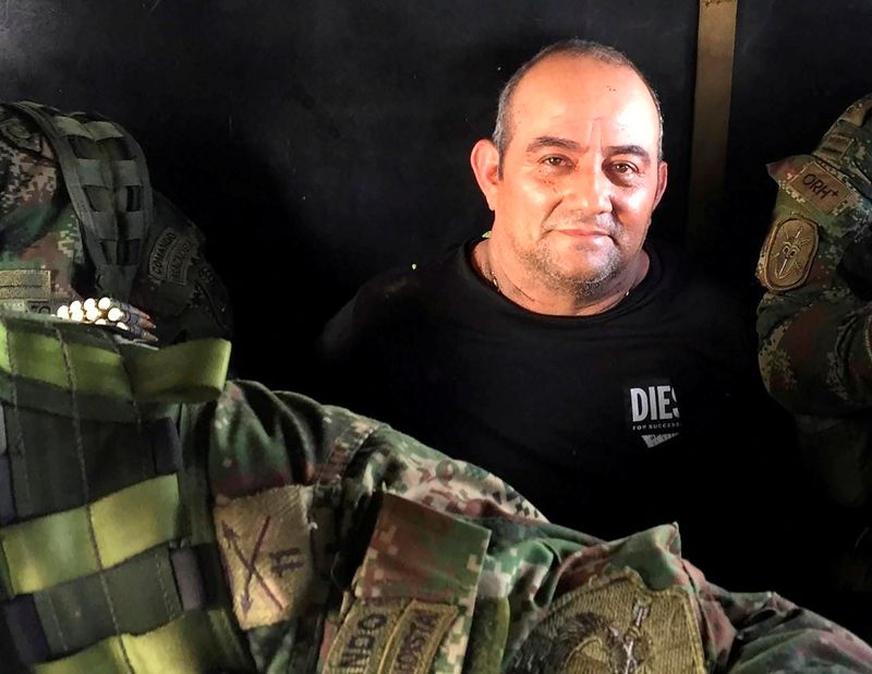 Dairo Antonio Úsuga, alias "Otoniel", máximo líder del clan del Golfo, posa para una foto mientras es escoltado por militares colombianos dentro de un helicóptero tras ser capturado, en Turbo, Colombia, 23 de octubre, 2021. Ministerio de Defensa de Colombia/via REUTERS ATENCIÓN EDITORES - ESTA IMAGEN HA SIDO SUMINISTRADA POR UN TERCERO. CRÉDITO OBLIGATORIO. NO HAY REVENTA NO ARCHIVO