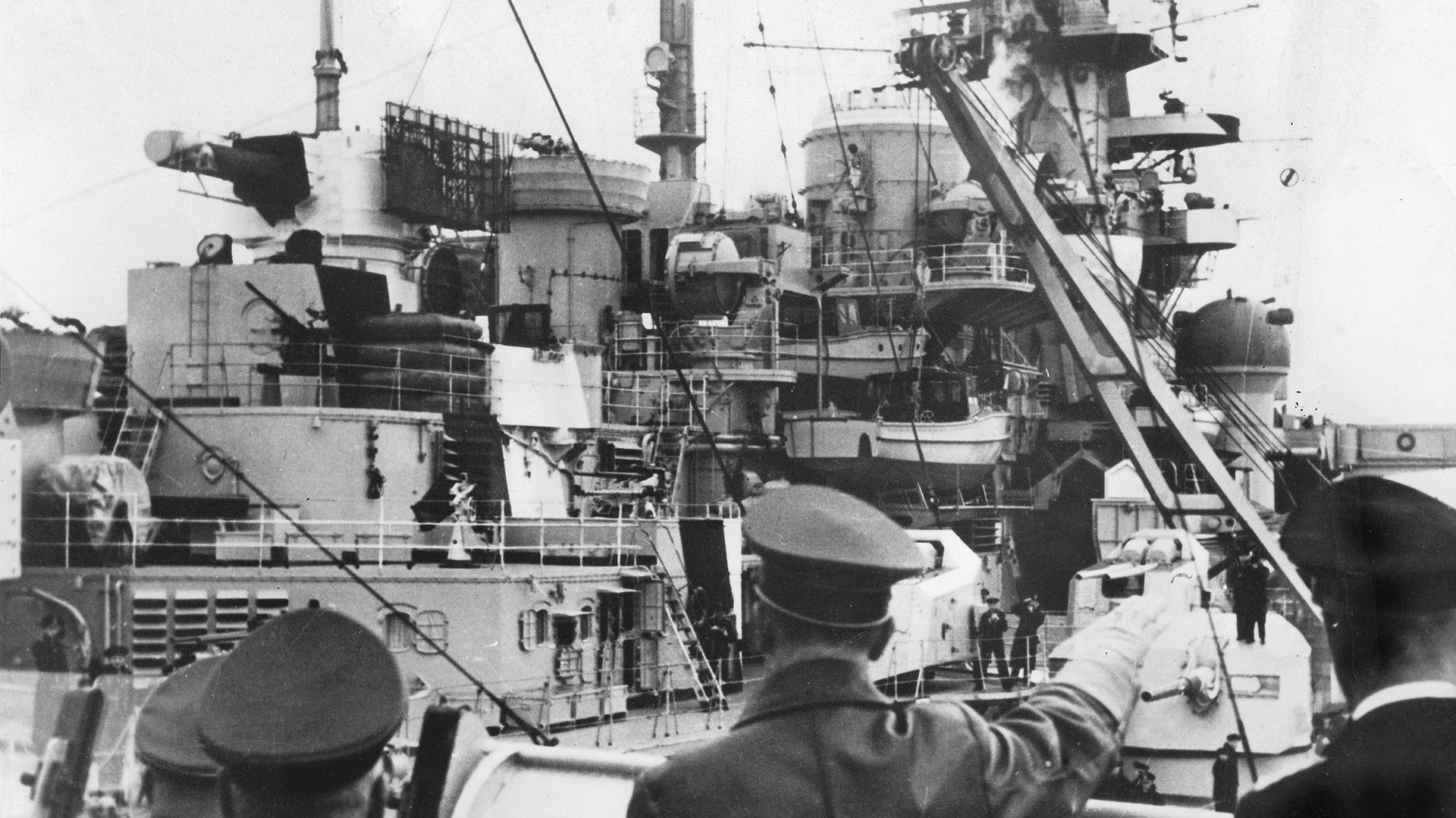 Adolf Hitler con el capitán Lindemann detrás de él, el almirante Gunther Lutjens y el general Wilhelm Keitel a bordo del acorazado Bismarck el 5 de mayo de 1941 una hora antes de su última salida en el momento de la Batalla del Atlántico (Apic/Getty Images)
