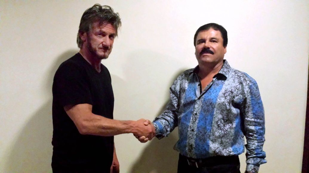  El actor estadounidense Sean Penn de la mano con Joaquín “El Chapo” Guzmán, después de que entrevistó al ex líder del Cártel de Sinaloa en una exclusiva para la revista Rolling Stone. 