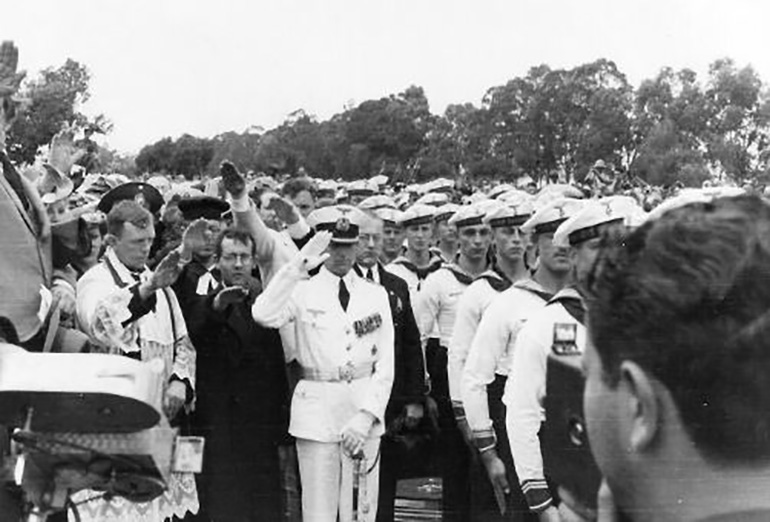 En el entierro de sus marineros en el cementerio uruguayo, fue el único que no hizo el saludo nazi.