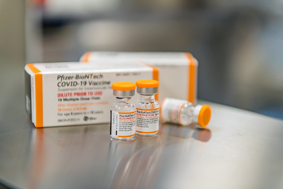 Los estados se están preparando para distribuir las vacunas —en frascos con tapa naranja para distinguirlos de las dosis adultas— apenas el gobierno dé la luz verde (Foto: REUTERS)