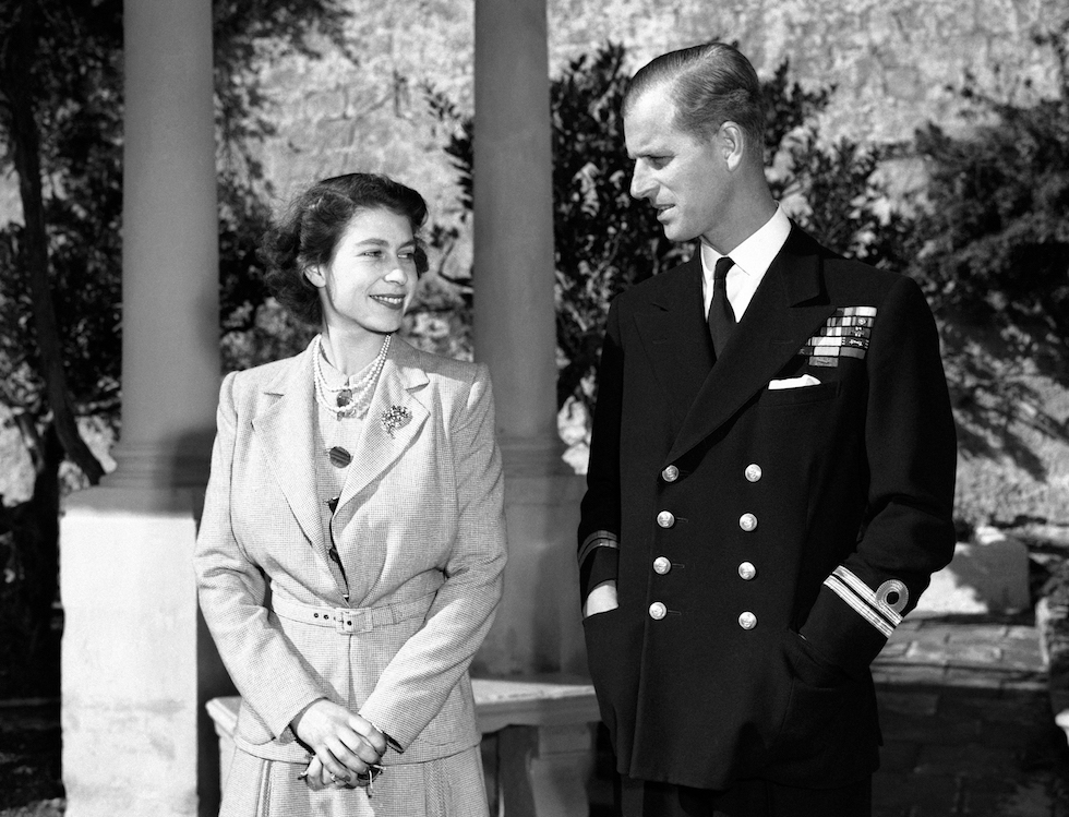 La princesa Isabel de Inglaterra con su marido Felipe en Villa Guardamangia, Malta, 23 de noviembre de 1949 (AP)