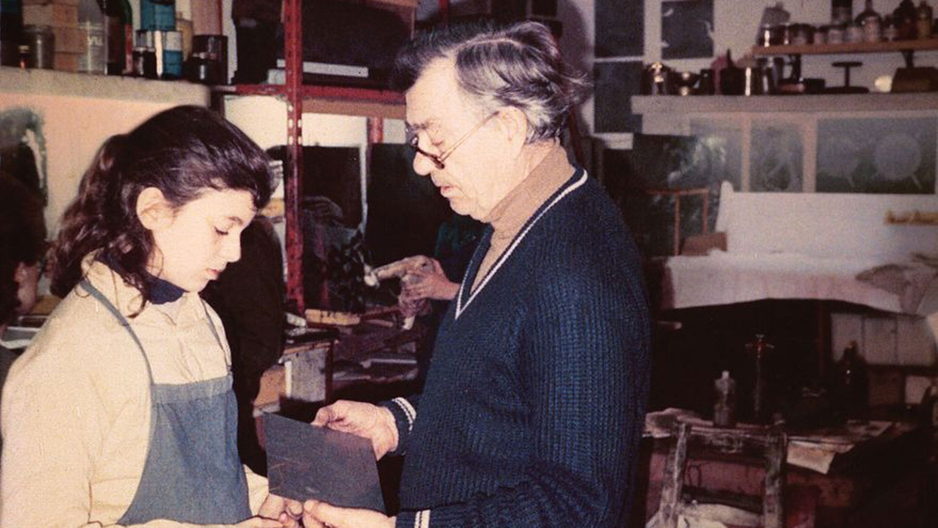 La escritora Samanta Schweblin, de chica, con su abuelo (Archivo familiar)
