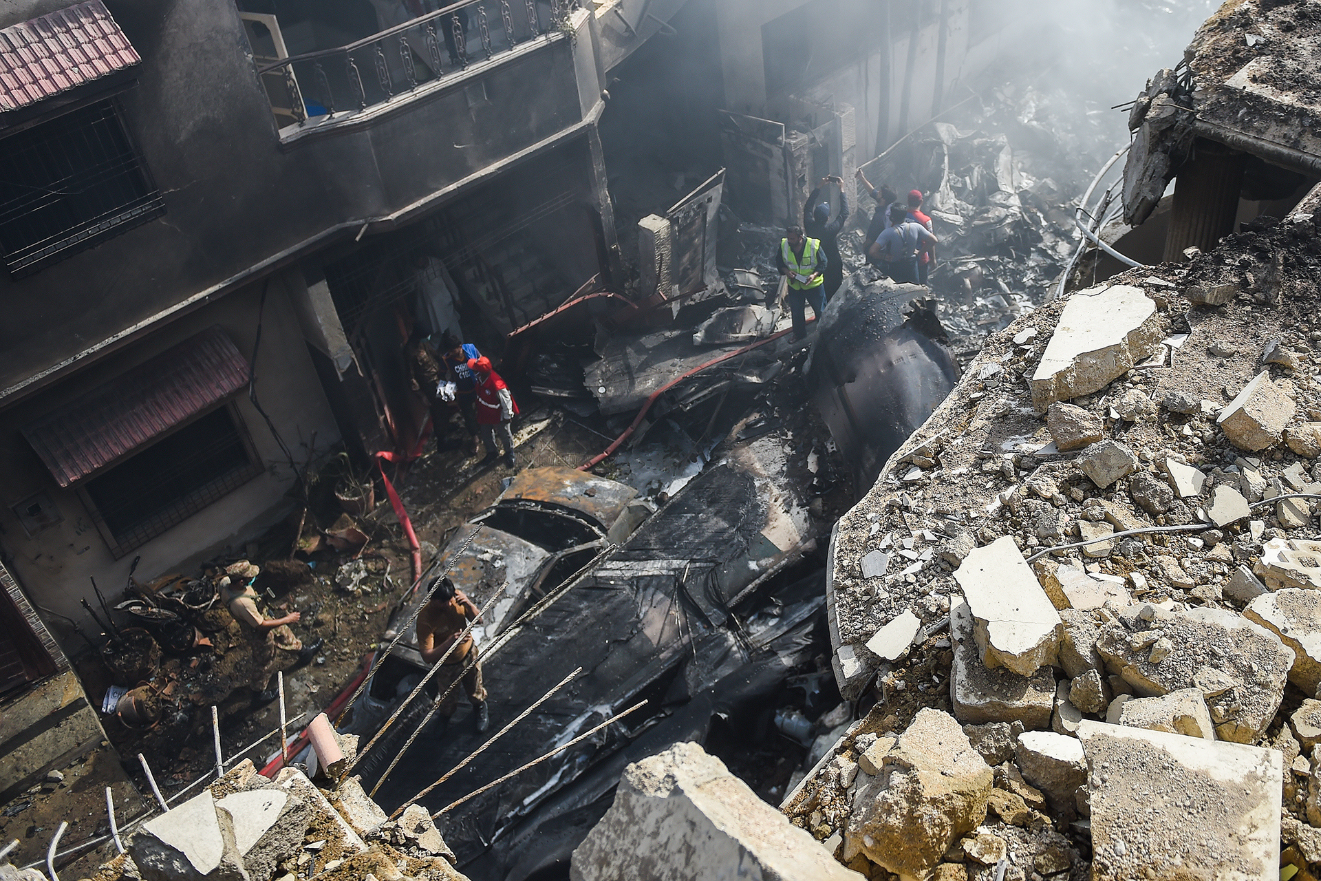 Rescatistas en el lugar del accidente (Rizwan TABASSUM / AFP)