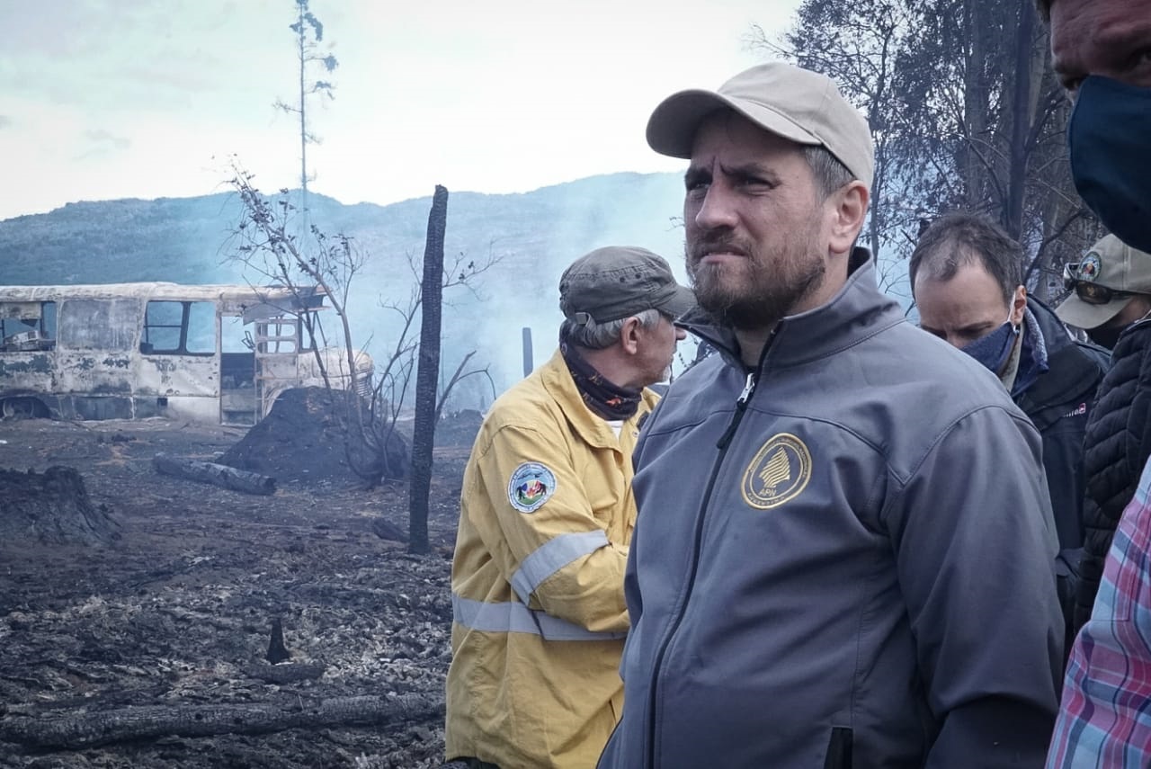 Minister Juan Cabandié in one of the operations against the fires in Patagonia.  Today his portfolio faces a new front of fire in the Delta islands (File: Ministry of Environment Press)