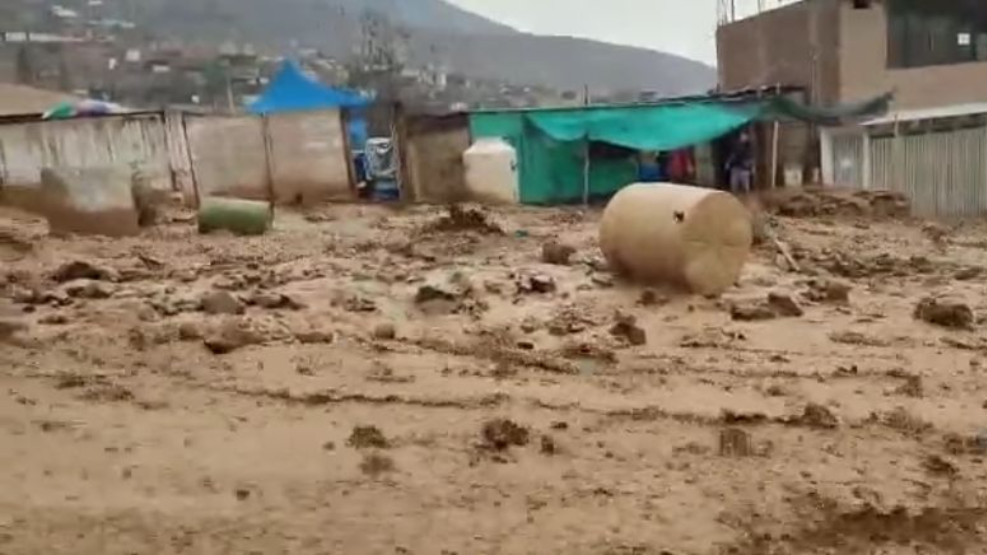 Huaico arrasa con tanques de agua, maderas, cultivos y otros artículos.
Foto: Difusión