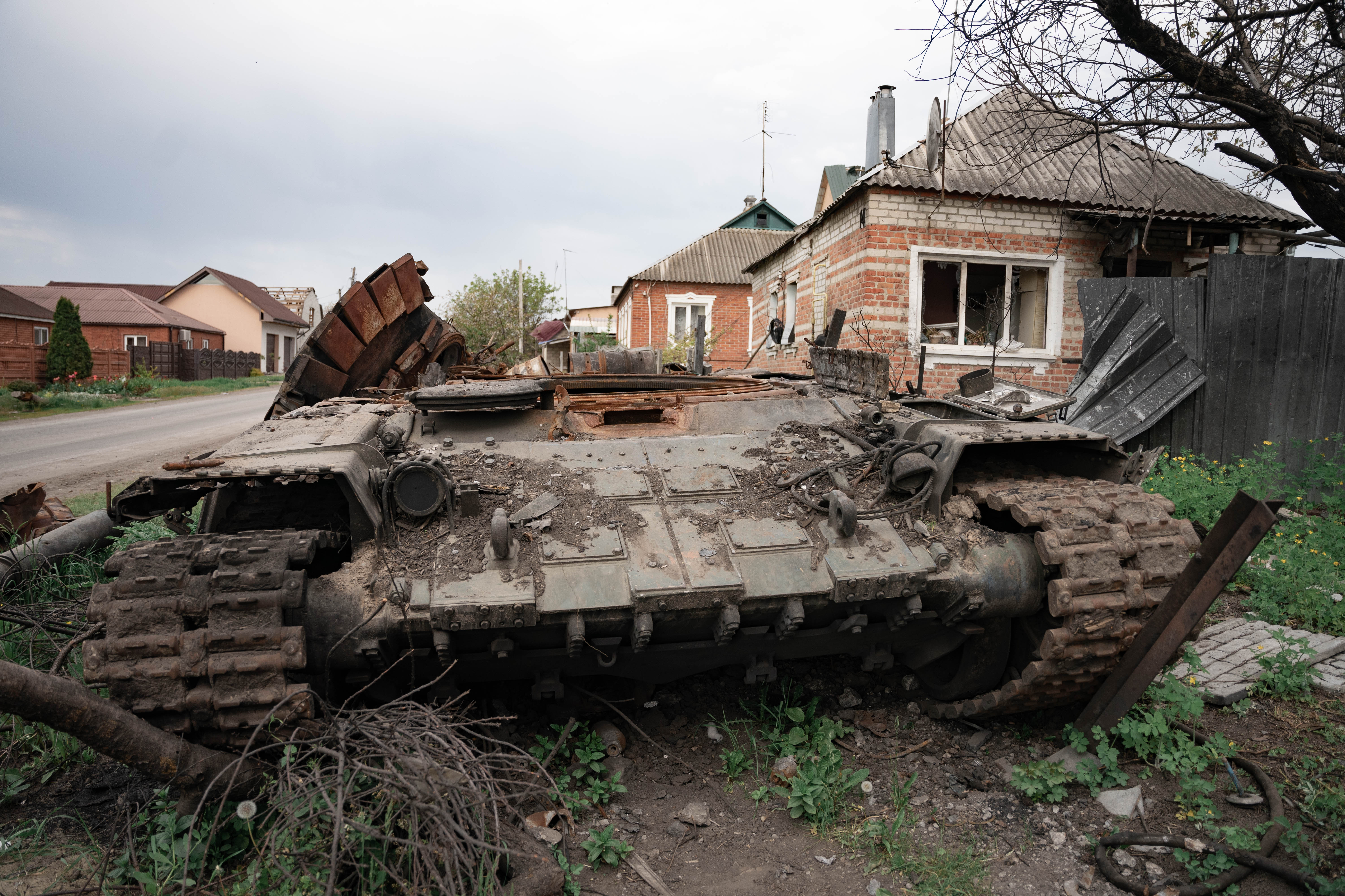 Otro tanque ruso destruido por las tropas de Ucrania durante la contraofensiva en el Frente Este. (Foto: Franco Fafasuli)