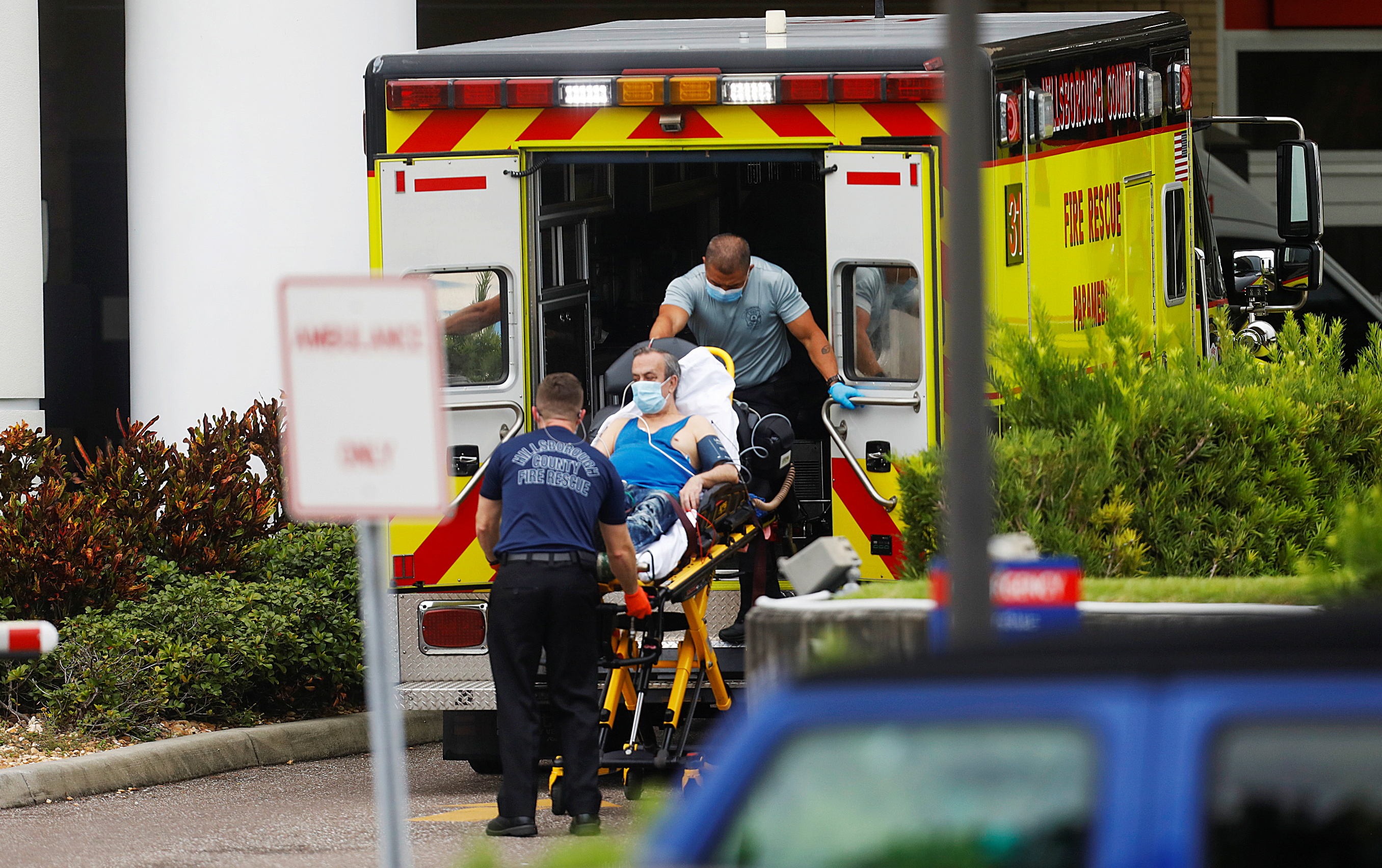 Traslado de un paciente en un hospital de Tampa, Florida (Reuters)