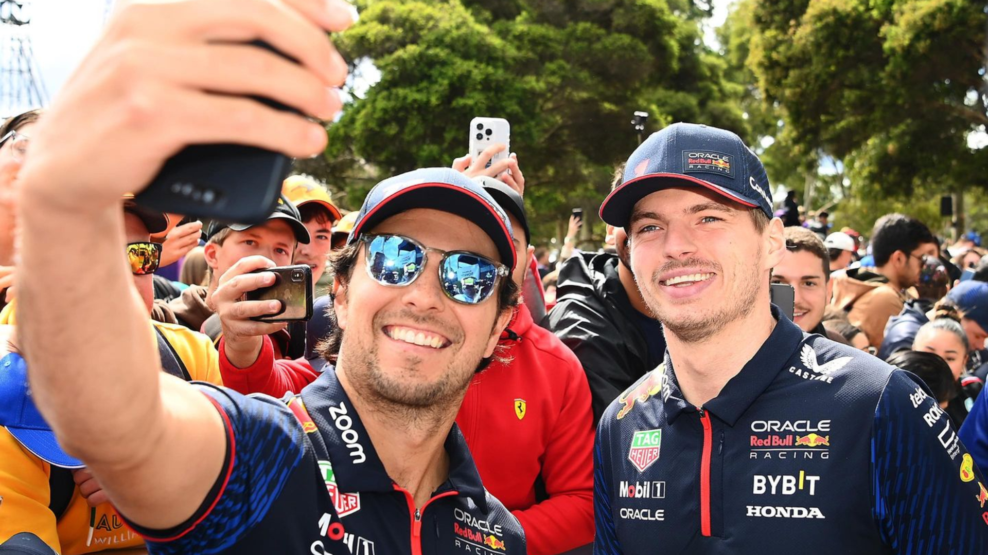 Max y Checo posan con sus fans en Melborne, Australia (Foto: Instagram/redbullracing)
