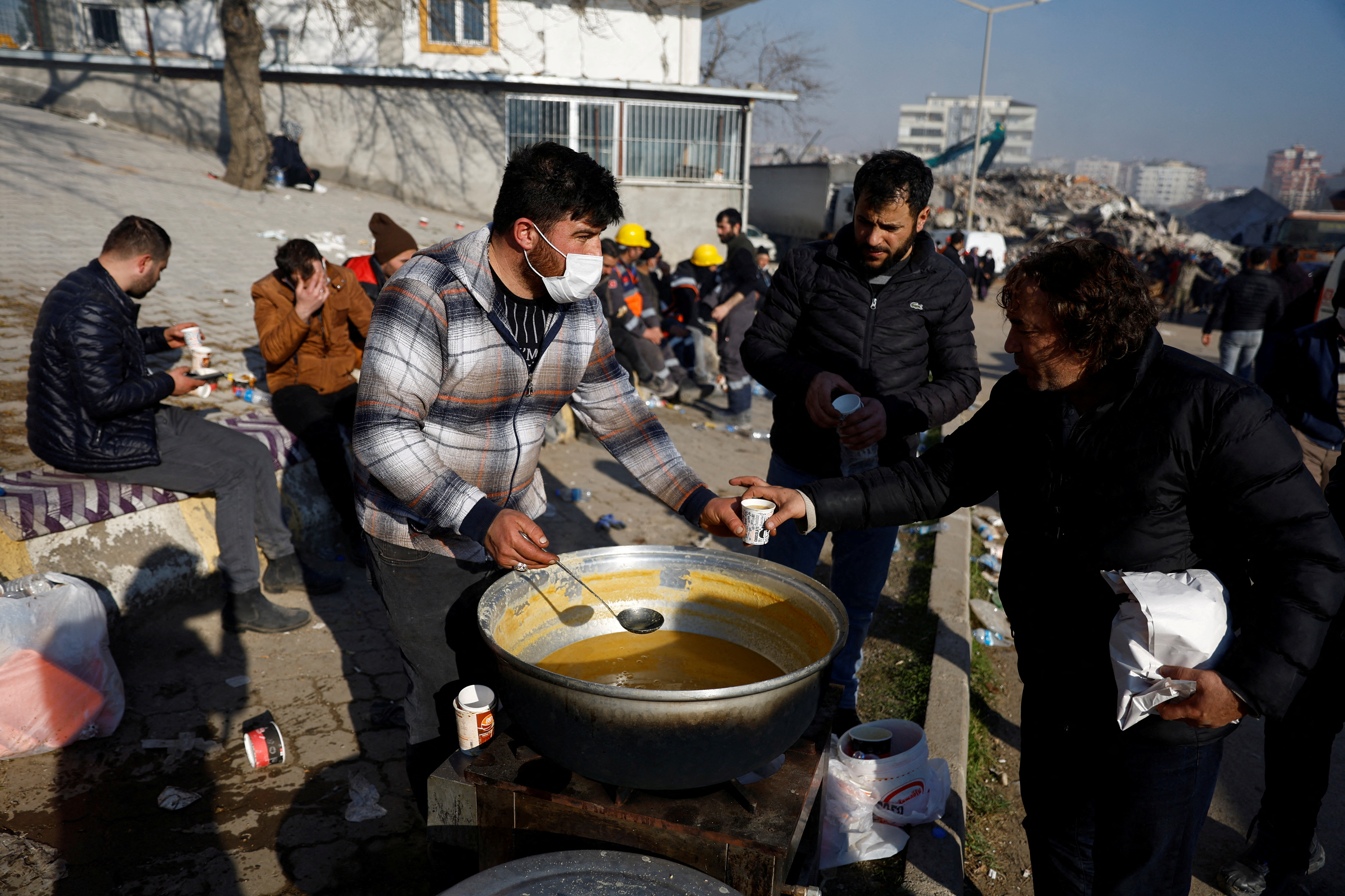 Un hombre sirve comida a la gente después en Kahramanmaras, Turquía (REUTERS/Suhaib Salem)