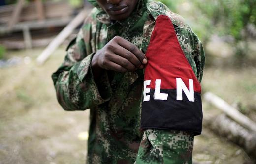 Un guerrillero del Ejército de Liberación Nacional (ELN) muestra el brazalete del grupo rebelde en las selvas del departamento del Chocó, Colombia (REUTERS/Federico Ríos/Archivo)