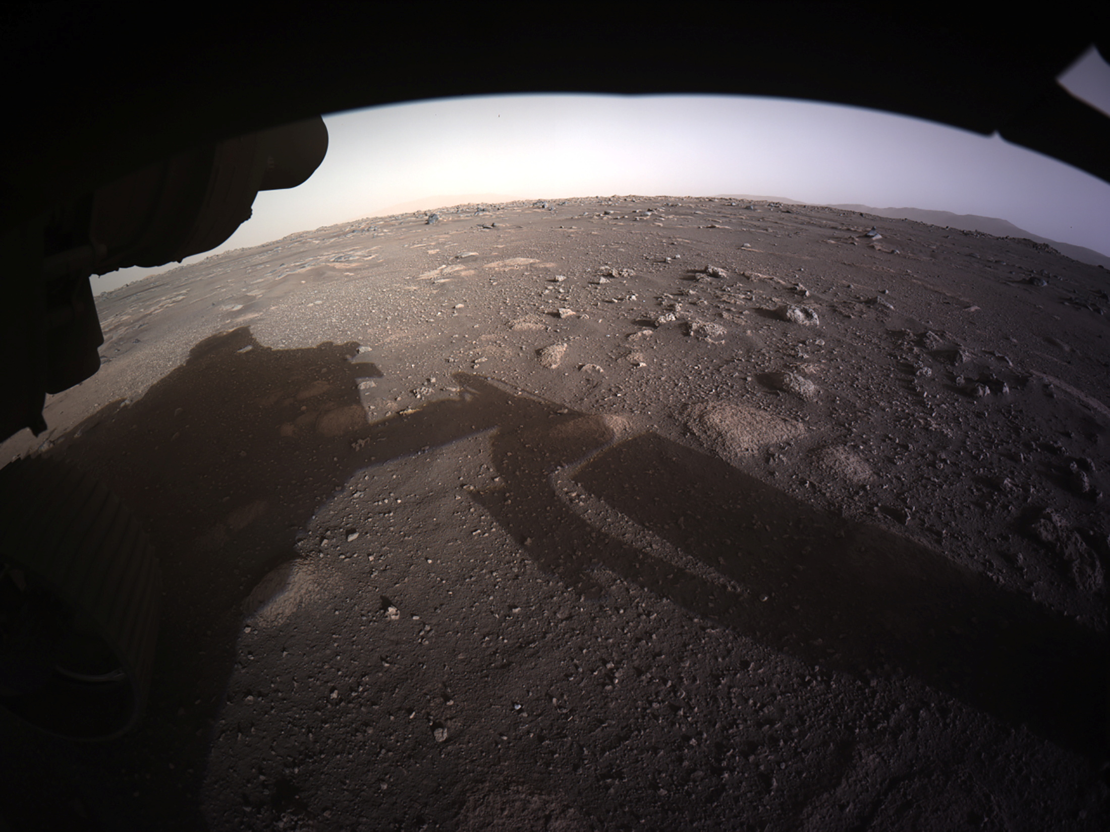 Después de casi 470 millones de kilómetros recorridos en siete meses, el rover Perseverance , similar en tamaño a su antecesor y gemelo en tamaño Curiosity que arribó a Marte en 2012, completó su viaje al planeta rojo con el objetivo de buscar rastros de vida pasada en el cráter Jezero - NASA/JPL-Caltech/Handout via REUTERS  