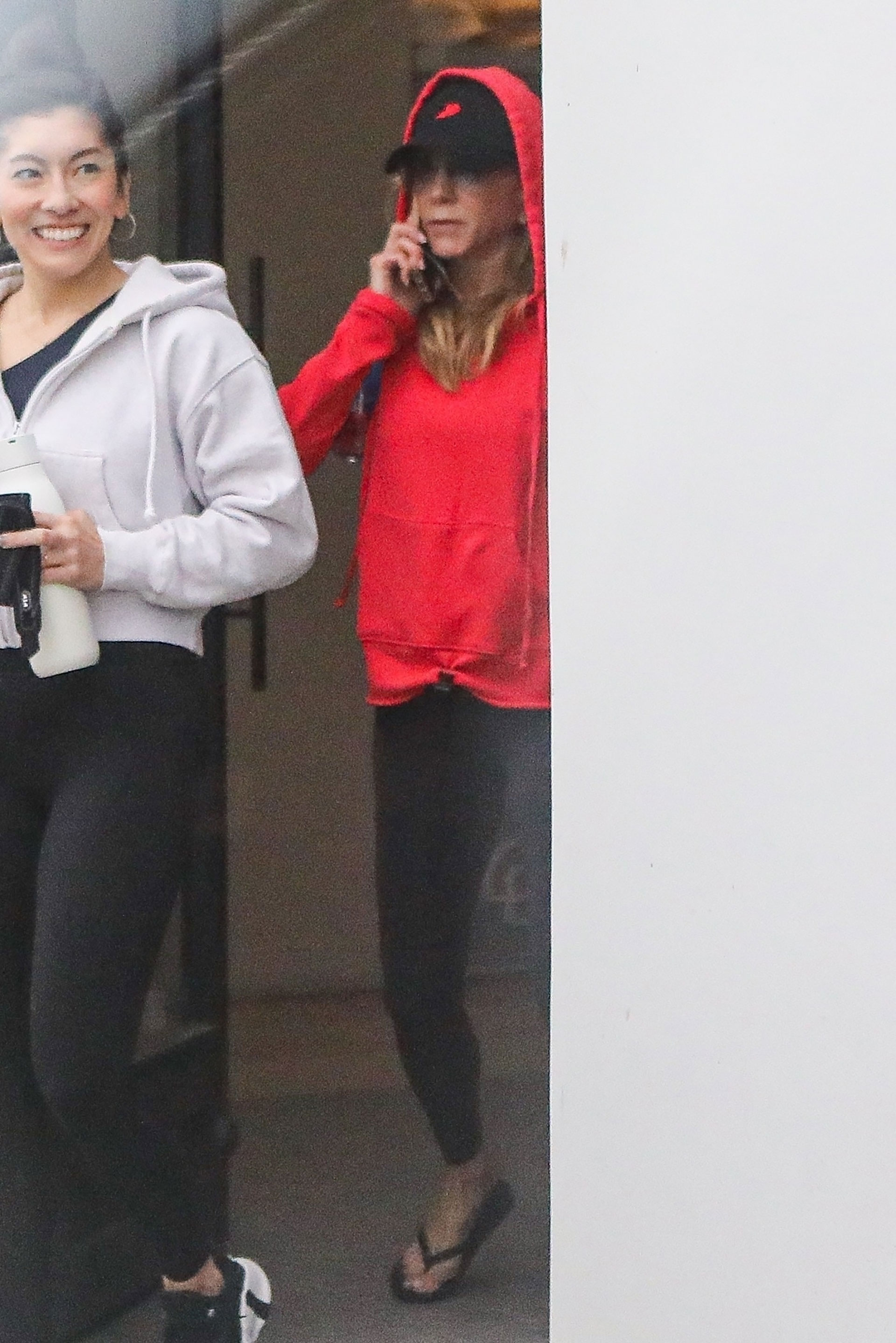 Jennifer Aniston fue fotografiada cuando salía de una clase personal de pilates en un gimnasio privado de West Hollywood. La actriz intentó pasar desapercibida usando lentes de sol, gorra y capucha