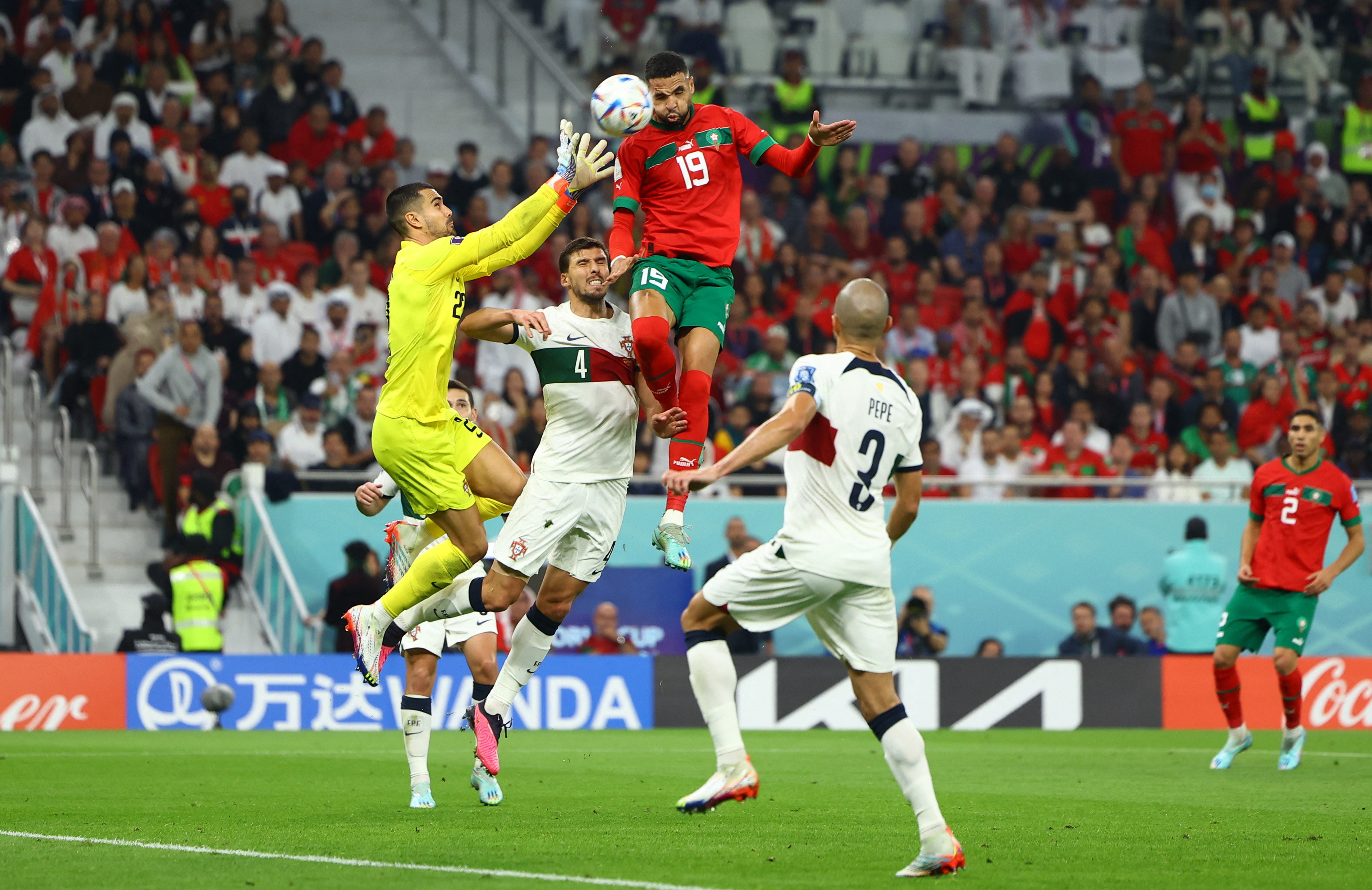 Youssef En-Nesyri anticipó al arquero Diogo Costa en el primer gol de Marruecos ante Portugal (REUTERS/Molly Darlington)