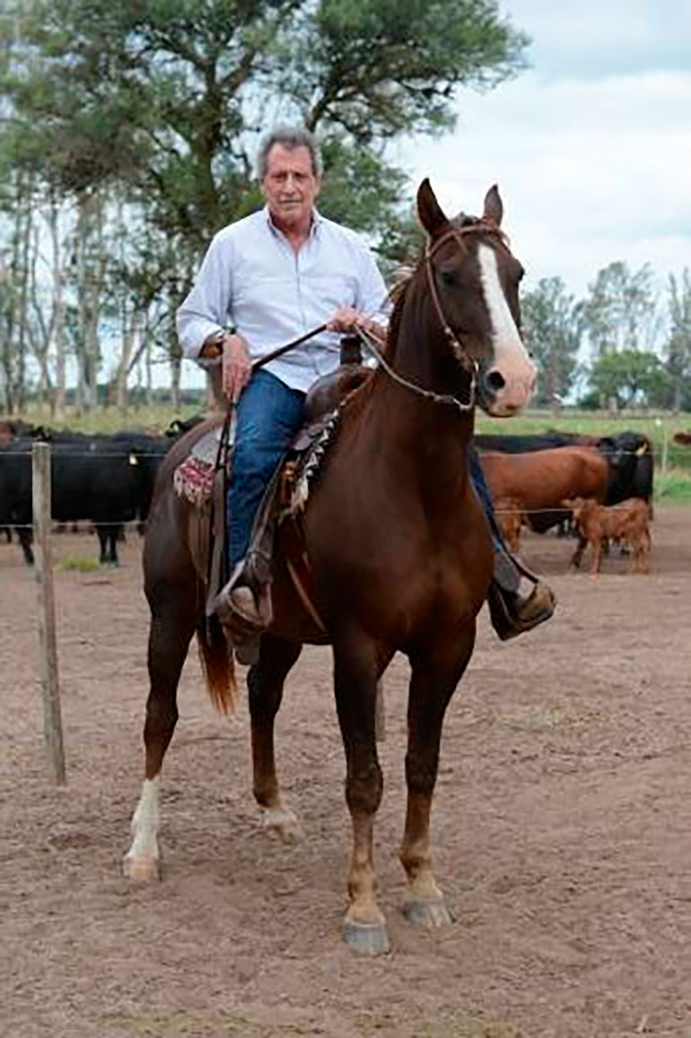 Brito era un apasionado por los caballos y sentía que su lugar en el mundo estaba en su campo de Joaquín V. González, en Salta (Gentileza Revista Gente)