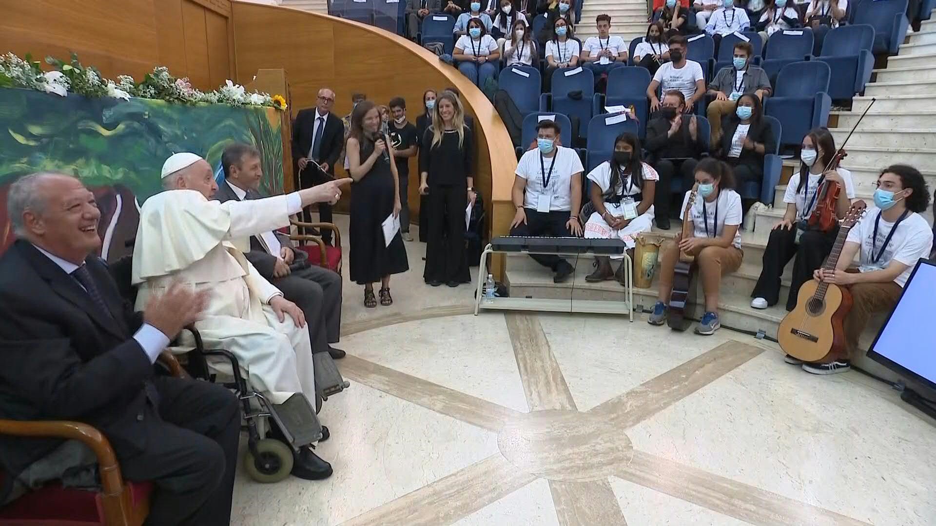 El papa Francisco lanzó el jueves en el Vaticano un movimiento internacional de estudiantes comprometidos con la defensa del medio ambiente y del diálogo ante un grupo de jóvenes y artistas, entre ellos el líder de U2, Bono.