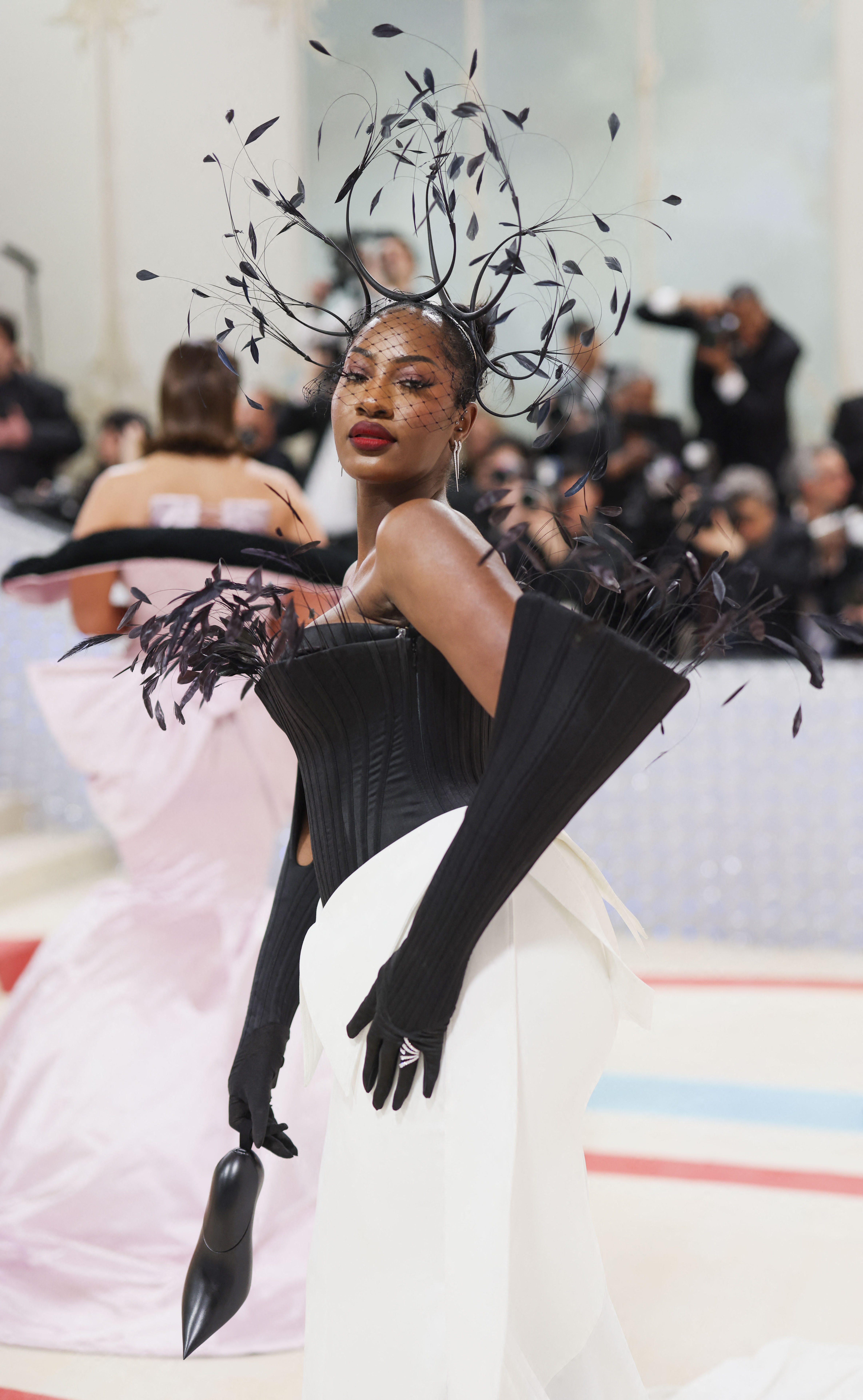 La cantante Temilade Openiyi, conocida artísticamente como Tems, se mantuvo en el blanco y negro que dominó la gala y lo acompañó con un particular adorno en la parte superior /REUTERS/Andrew Kelly