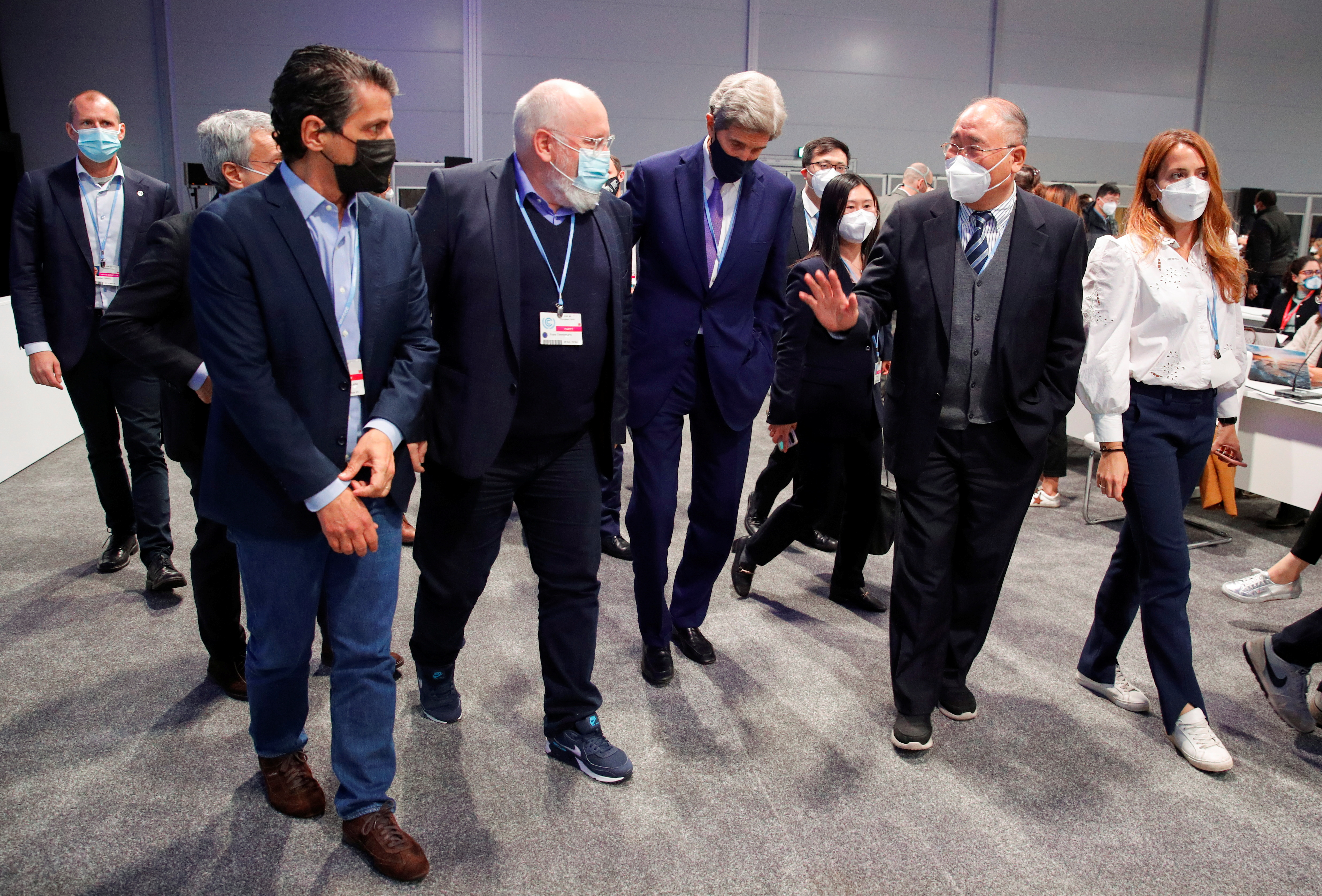 El vicepresidente de la Comisión Europea, Frans Timmermans, el enviado de Estados Unidos para el clima, John Kerry, y el negociador jefe de China para el clima, Xie Zhenhua, caminan durante la Conferencia de las Naciones Unidas sobre el Cambio Climático (COP26) en Glasgow, Escocia, Gran Bretaña, el 13 de noviembre de 2021. REUTERS/Phil Noble