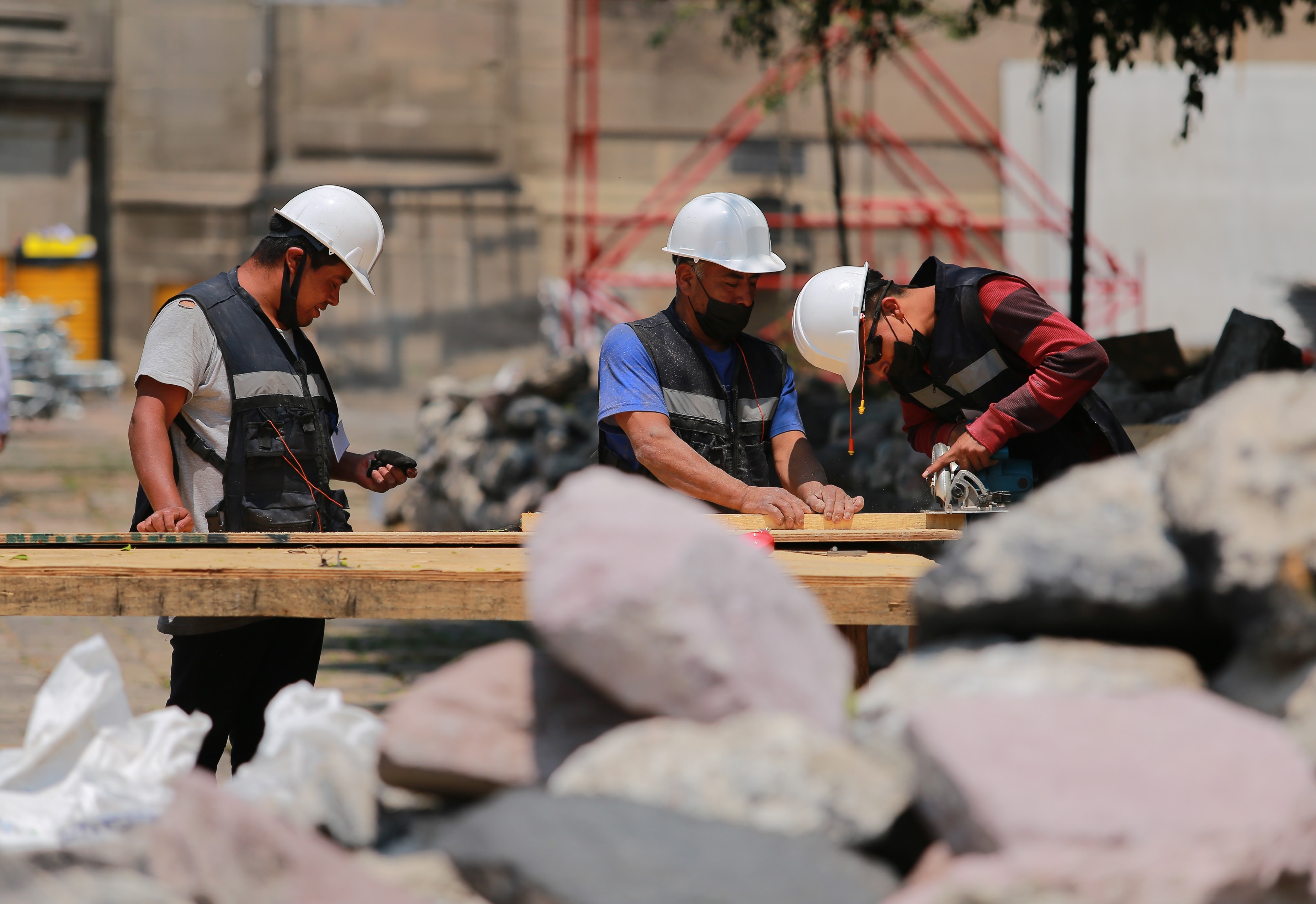 Un grupo de trabajadores ocupados durante una jornada laboral en Ciudad de México. (Foto: EFE/Archivo/ Carlos Ramírez)
