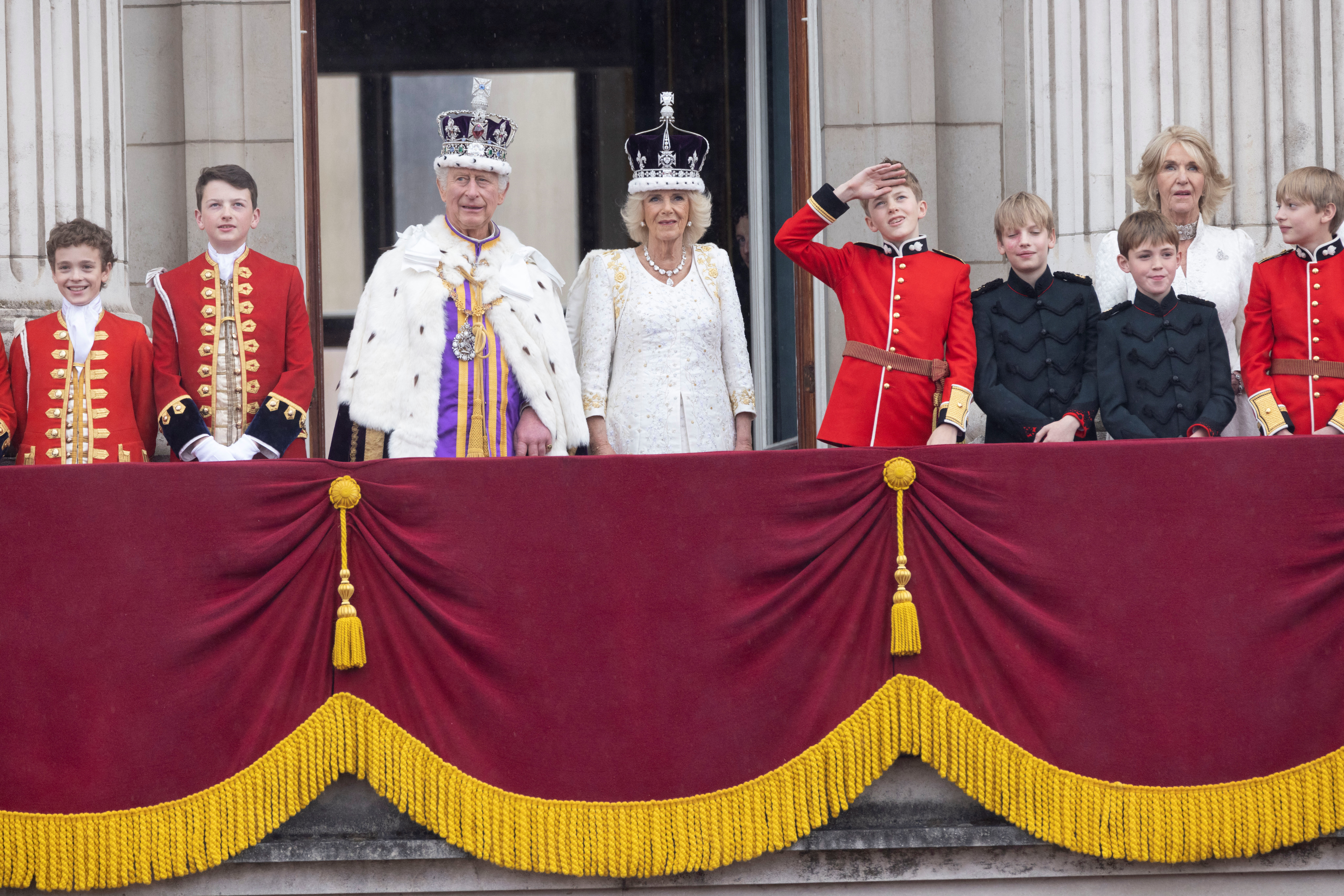 El rey Carlos III y la reina Camila se paran en el balcón del Palacio de Buckingham después de su coronación en Londres. Graeme Robertson/Pool vía REUTERS
