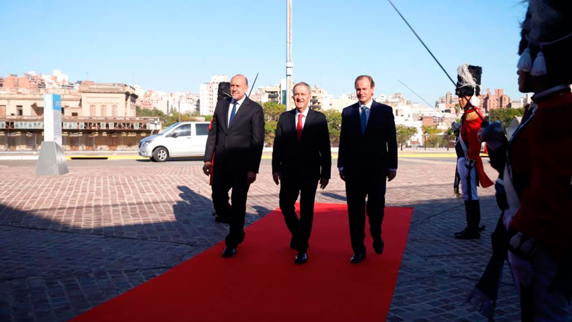 Los tres gobernadores caminan por la alfombra roja, durante el acto que se celebró para formalizar el traspaso de la Presidencia Pro Témpore de la Región Centro