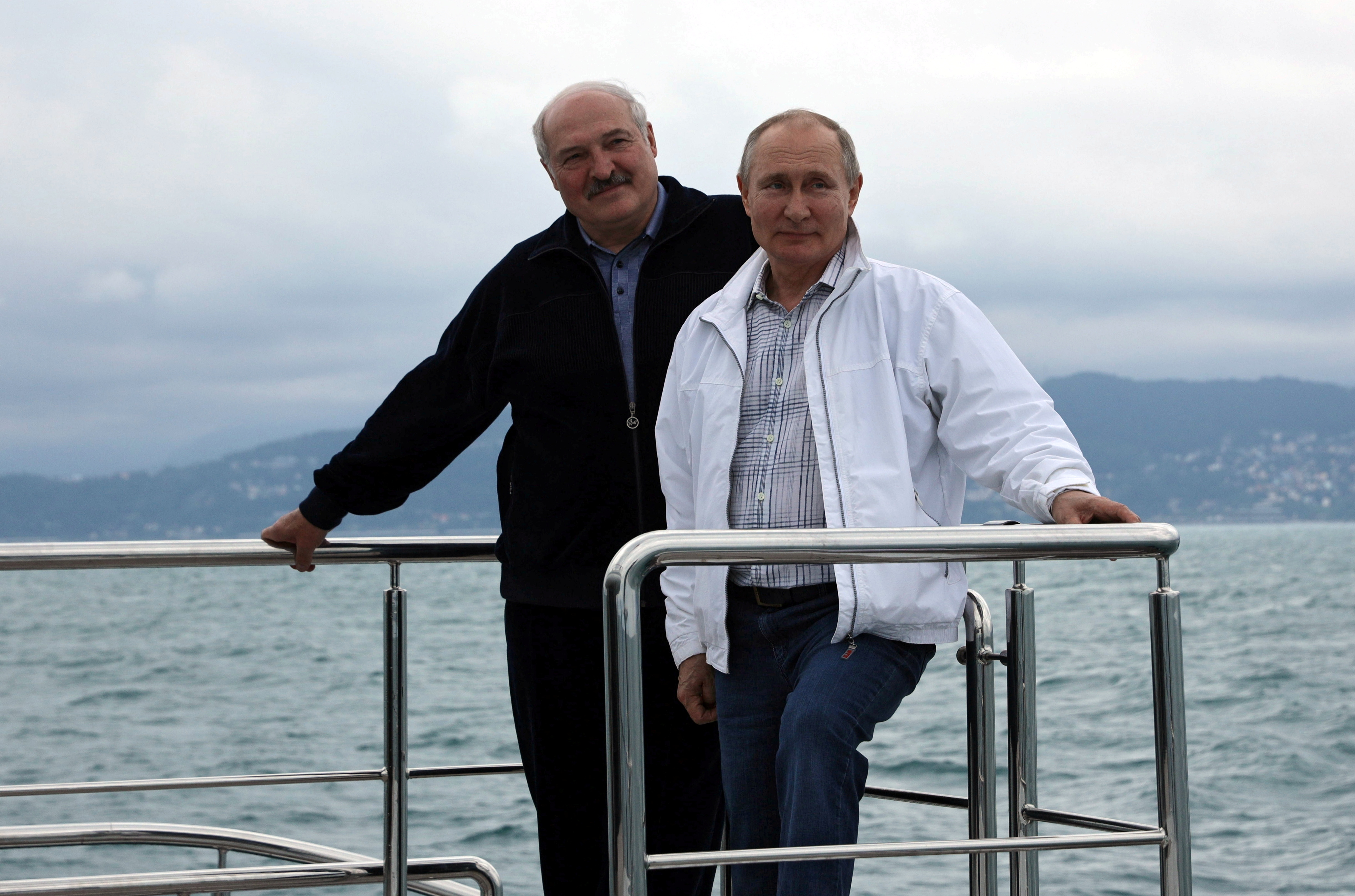 Vladimir Putin y Alexander Lukashenko navegan en el mar Negro (Sputnik/Kremlin)