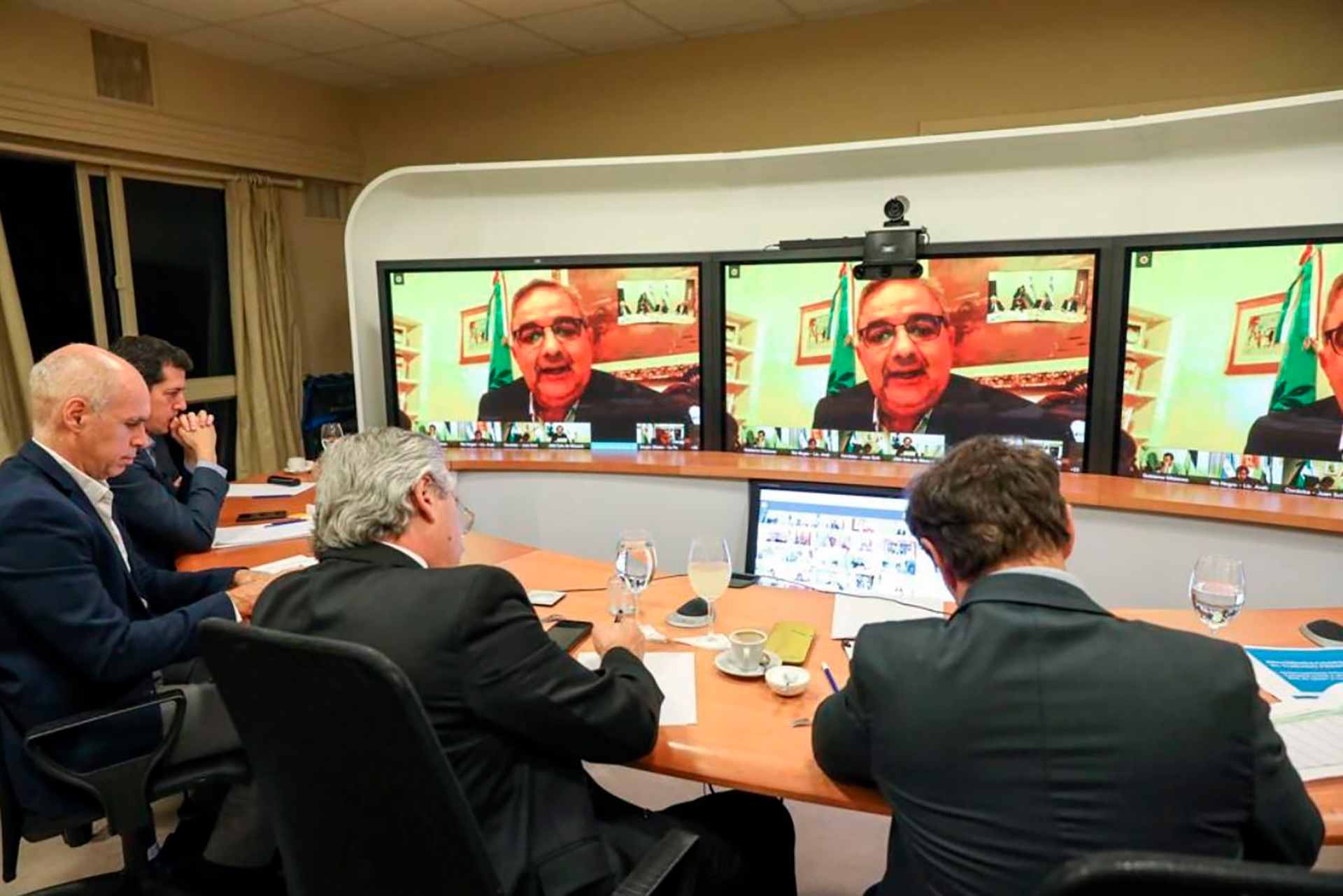 Alberto Fernández en videoconferencia con el gobernador Jalil