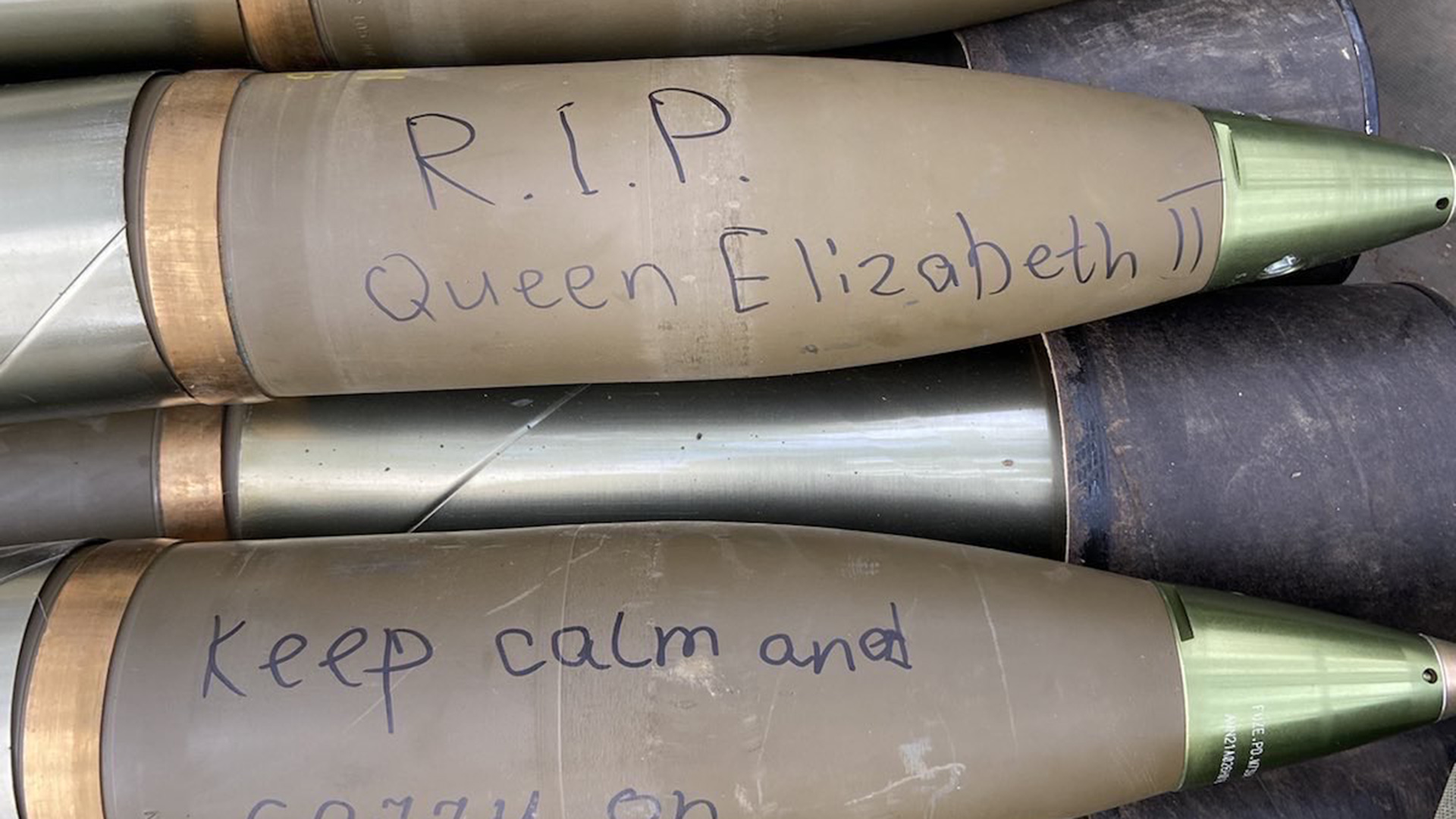 Los mensajes de soldados ucranianos para rendir homenaje a la reina Isabel II. (Twitter @denintern)