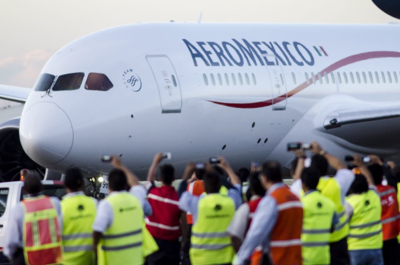 Avión de Aeroméxico regresó al AICM luego de ser impactado por un rayo