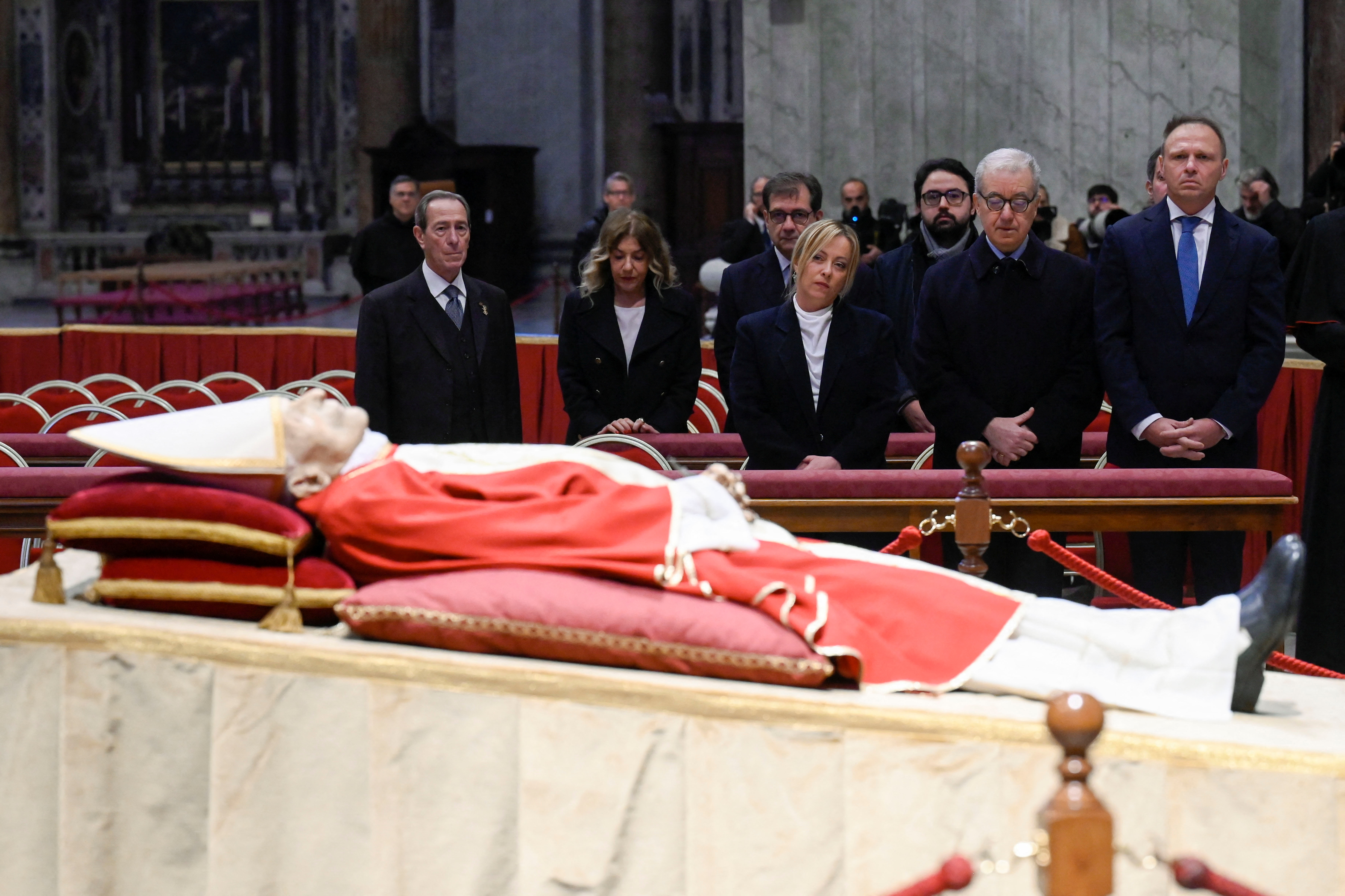 La primera ministra de Italia, Giorgia Meloni, y el presidente de la República italiana, Sergio Mattarella, fueron de los primeros en despedir los restos mortales de Benedicto XVI. (Vatican Media­/Handout via REUTERS)