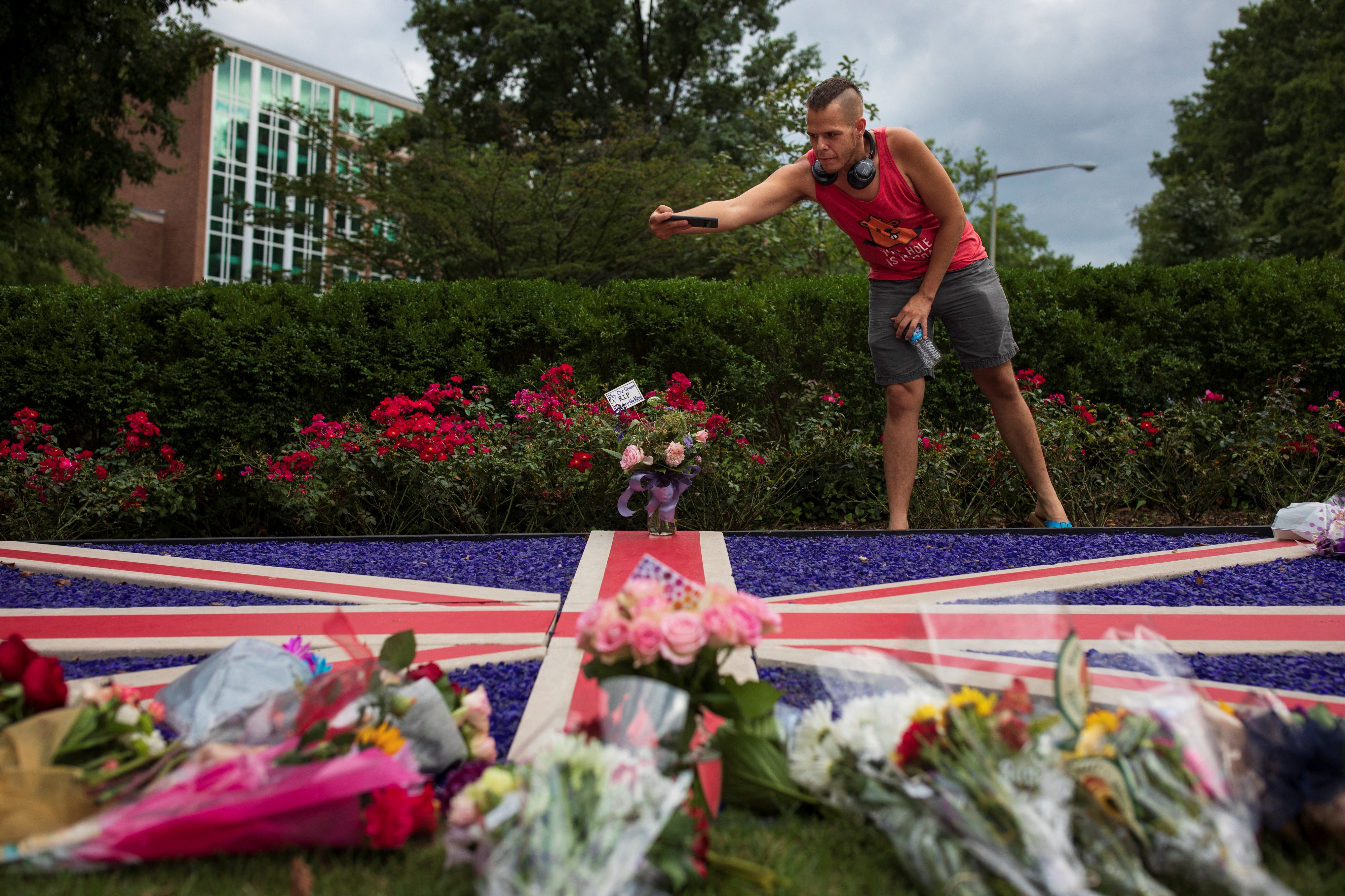 Algunas familias dejaron flores ante la embajada británica en Washington (REUTERS/Tom Brenner)