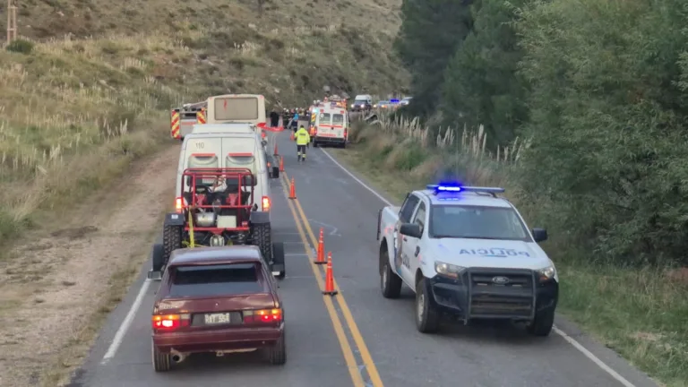 Tragedia en Tornquist: cuatro muertos y tres heridos tras un choque frontal entre dos autos sobre la ruta 76