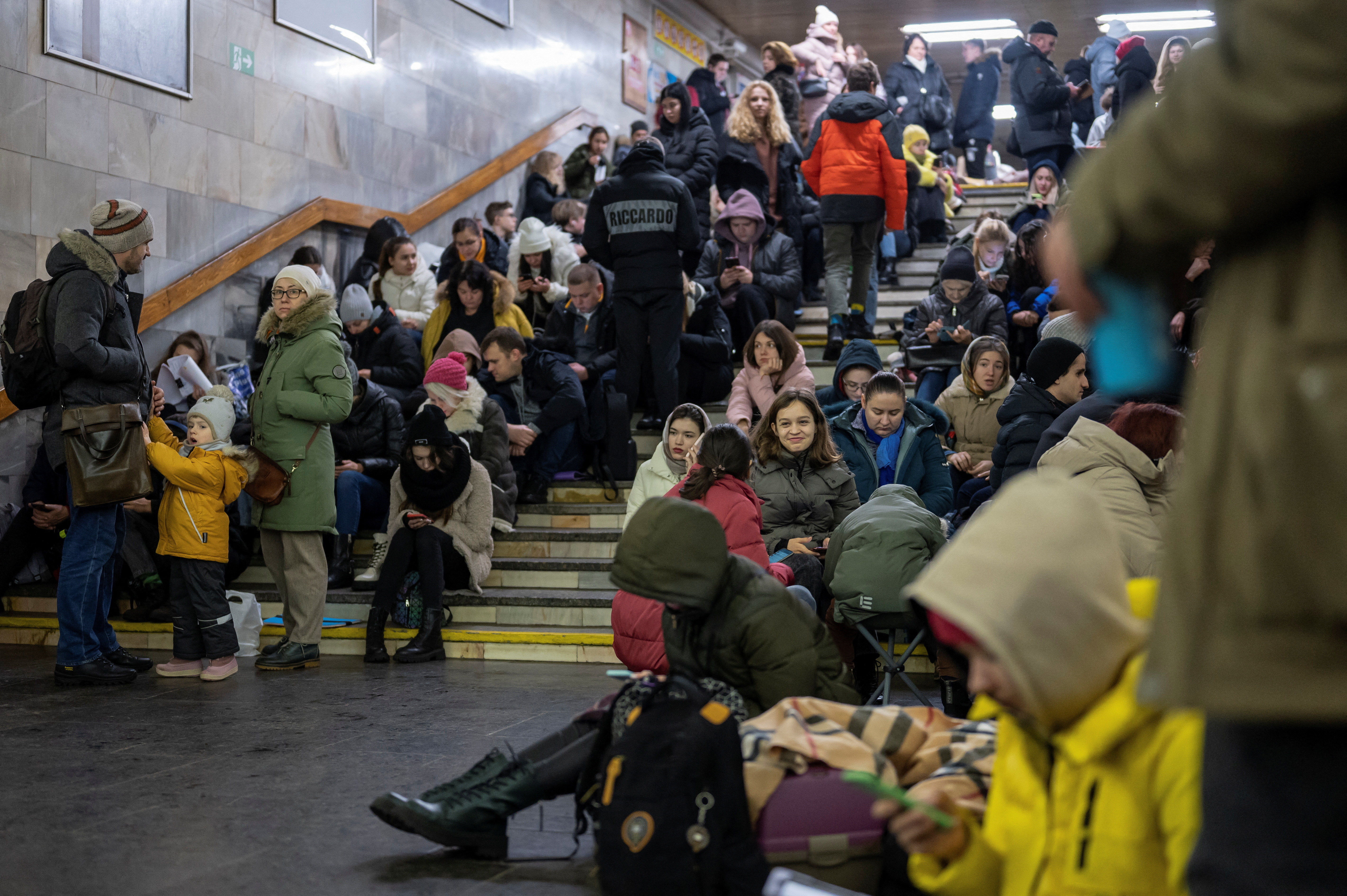 La gente se refugia dentro de una estación de metro durante los ataques masivos con misiles rusos en Kiev, Ucrania