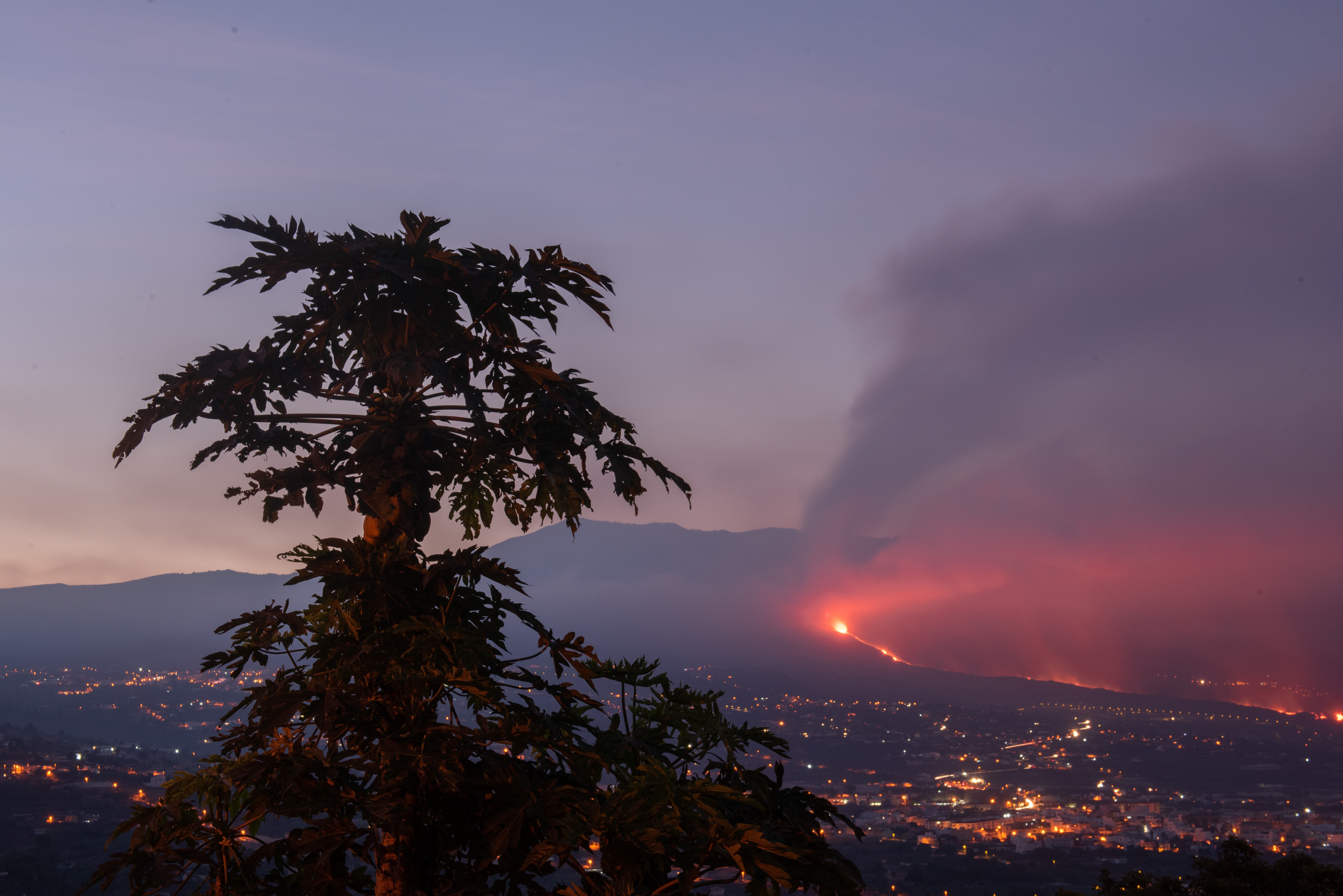 Imagen de archivo del volcán tomada al amanecer desde el Valle de Aridane. EFE/Carlos de Saá
