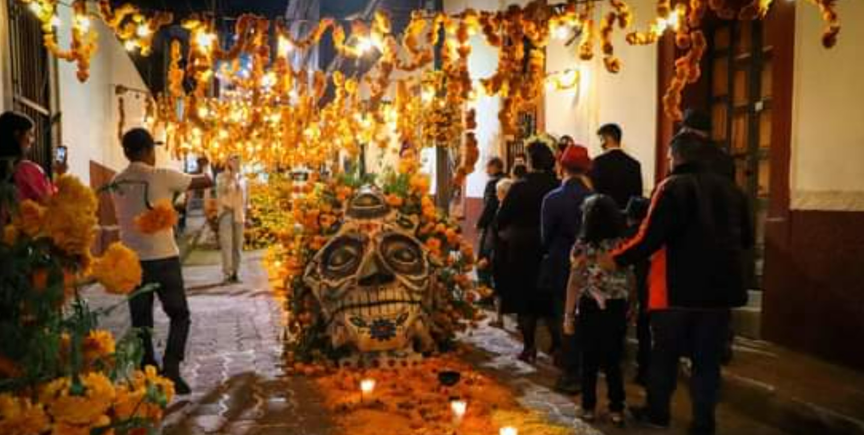 Entre pan, cempasúchil y veladoras, así se ven las ofrendas monumentales en México