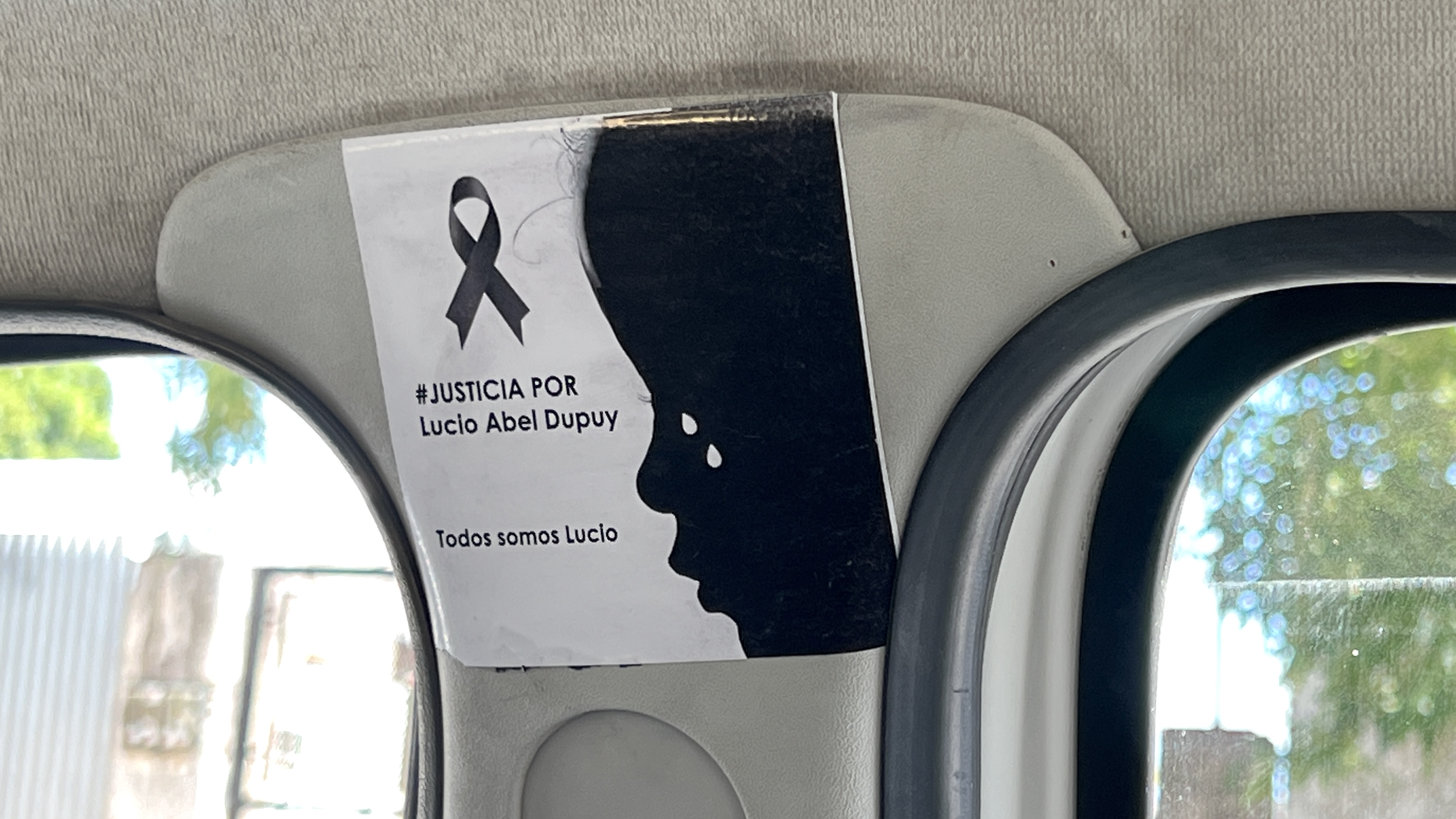 La calcomanía pegada en un taxi: al recorrer las calles de Santa Rosa se encuentran muchas otras (Gastón Taylor)