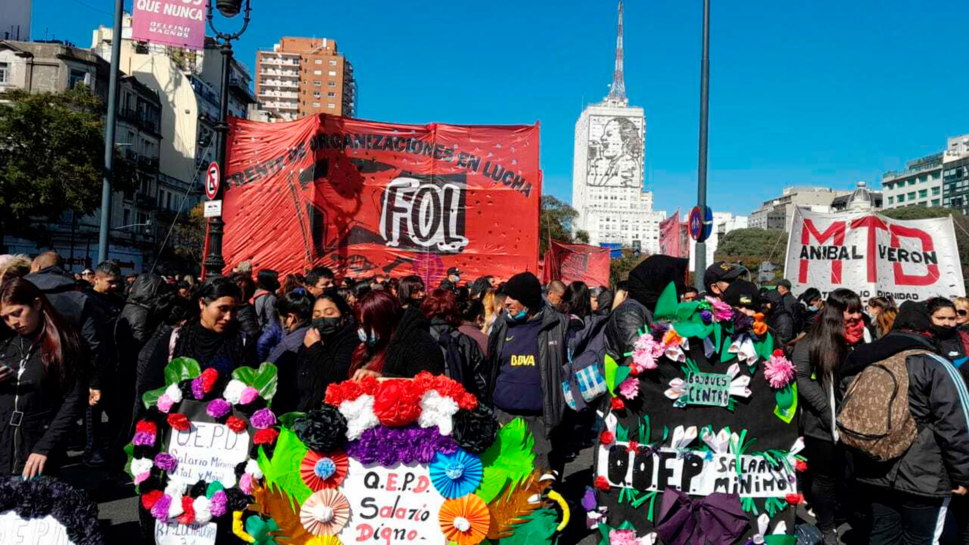 Las organizaciones sociales organizan este mediodía un cortejo fúnebre para el salario, que llegará hasta Plaza de Mayo. (@FOL_oficial)