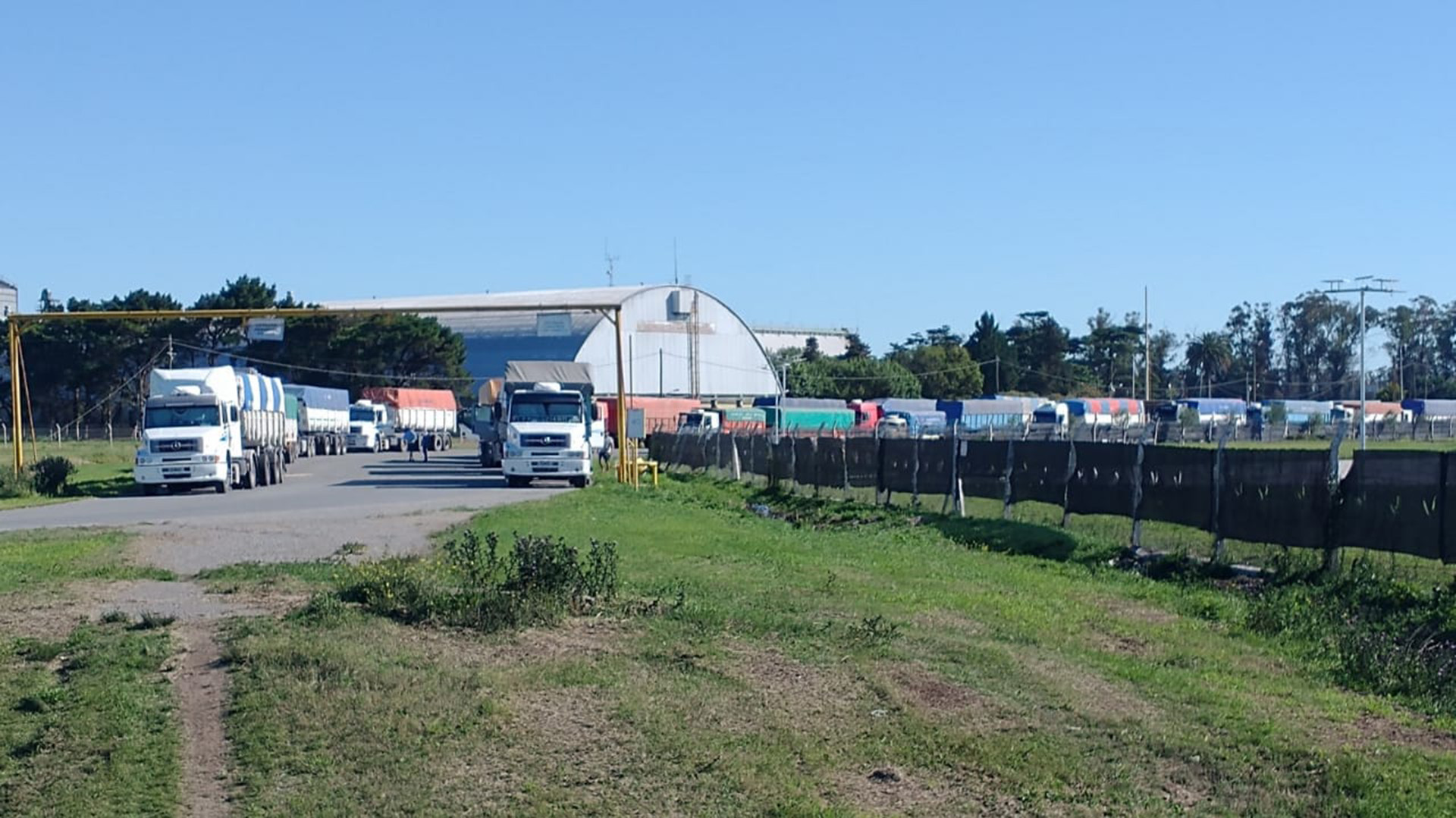 Camiones parados en el puerto de Quequén como resultado de la protesta de propietarios de camiones