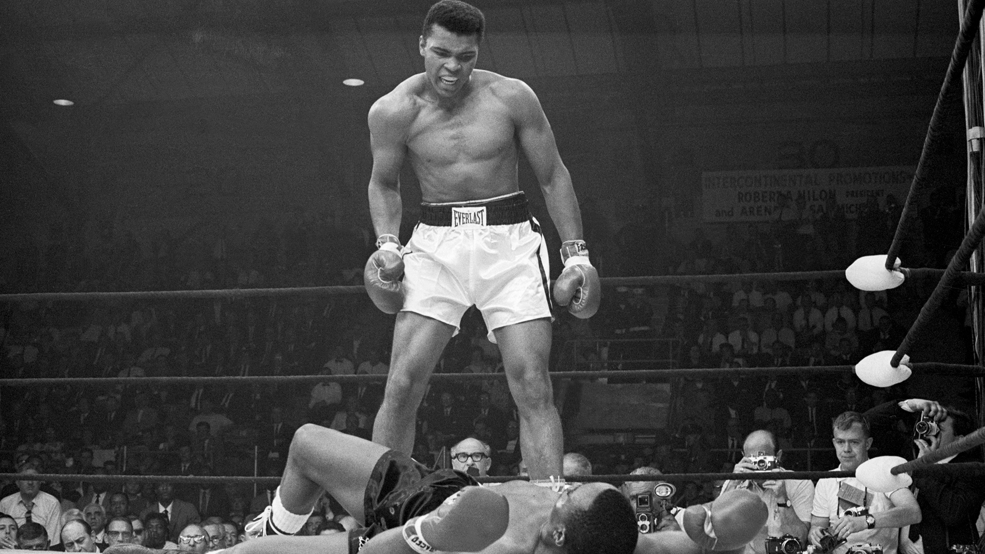 Una de las fotos más icónicas de Muhammad Ali con Sonny Liston vencido