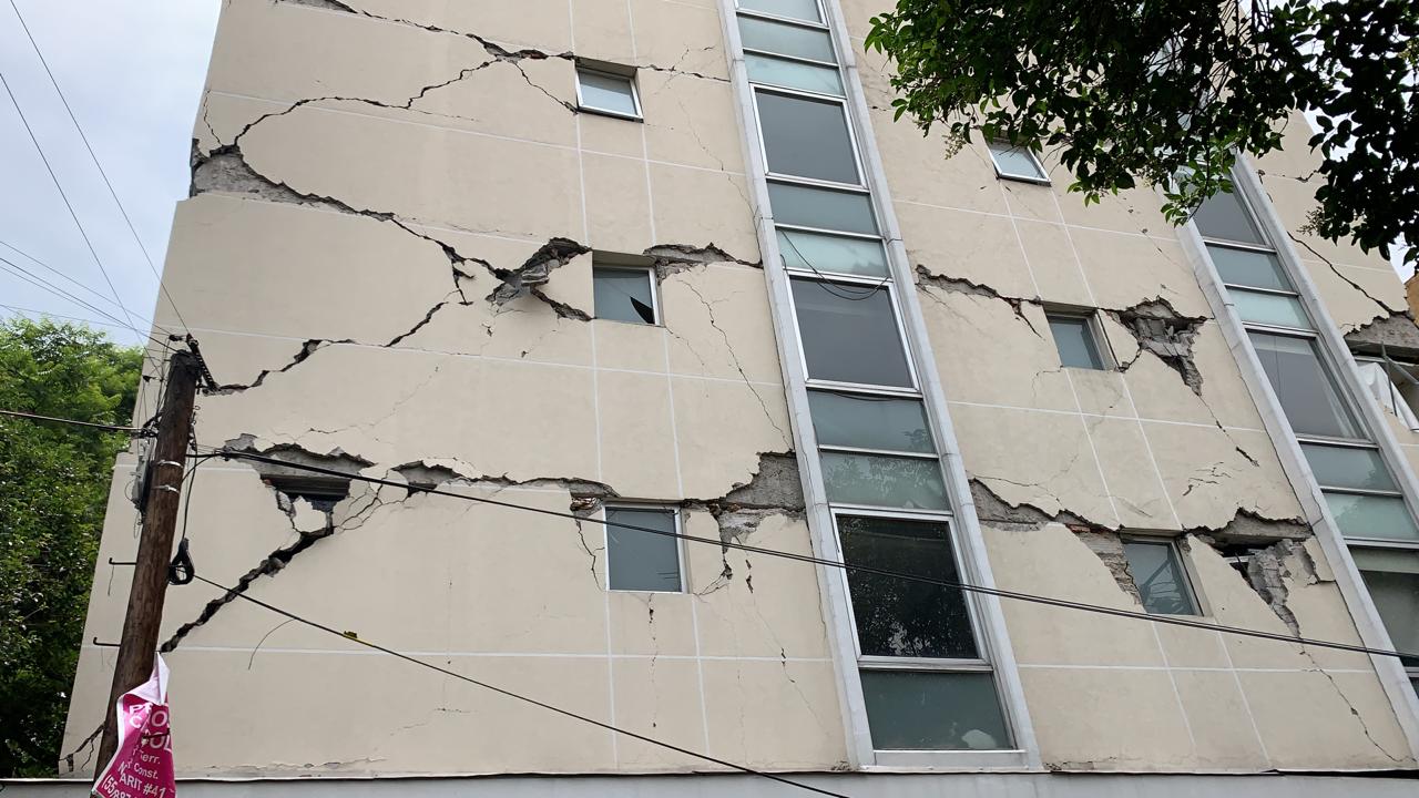 El edificio 52 de la Unidad Habitacional Lindavista fue desalojado (Foto: Twitter: @fernand17704066)