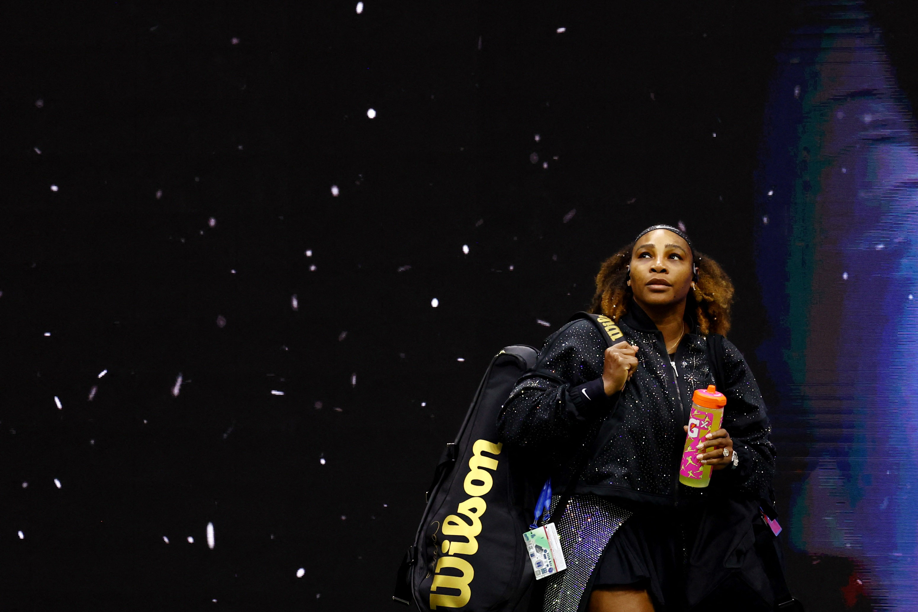 Serena skinner på banen og i antrekket (REUTERS/Mike Seger)