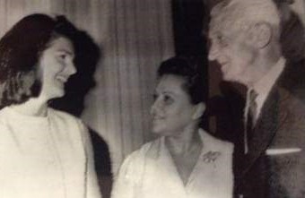 Jacqueline Kennedy al llegar a nuestro país fue recibida por el presidente Arturo Illia y su esposa. Ese día almorzaron en la Quinta de Olivos