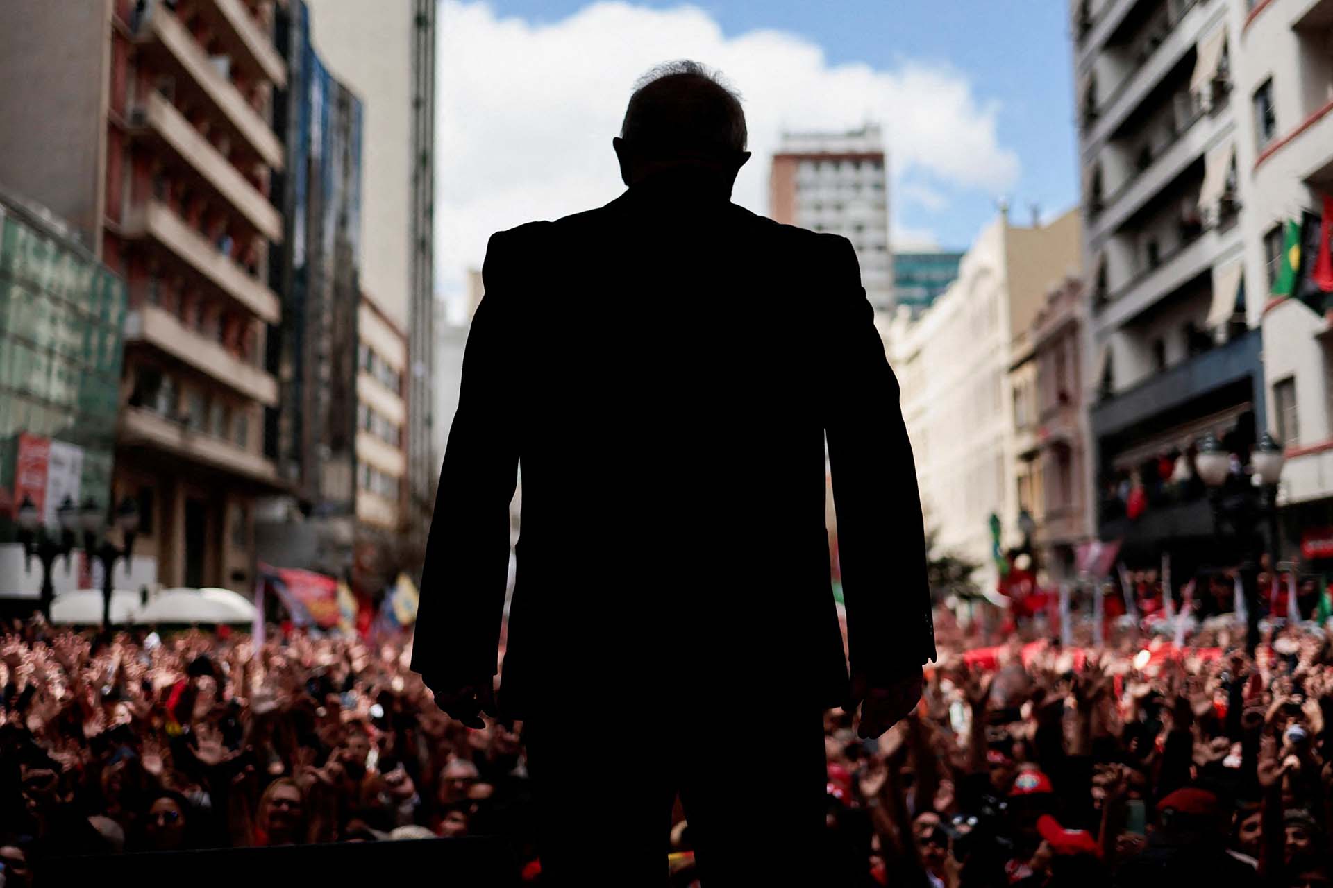 En una segunda vuelta y con una ventaja mínima, Lula da Silva venció a Jair Bolsonaro y se vuelve a ganar la presidencia de Brasil.